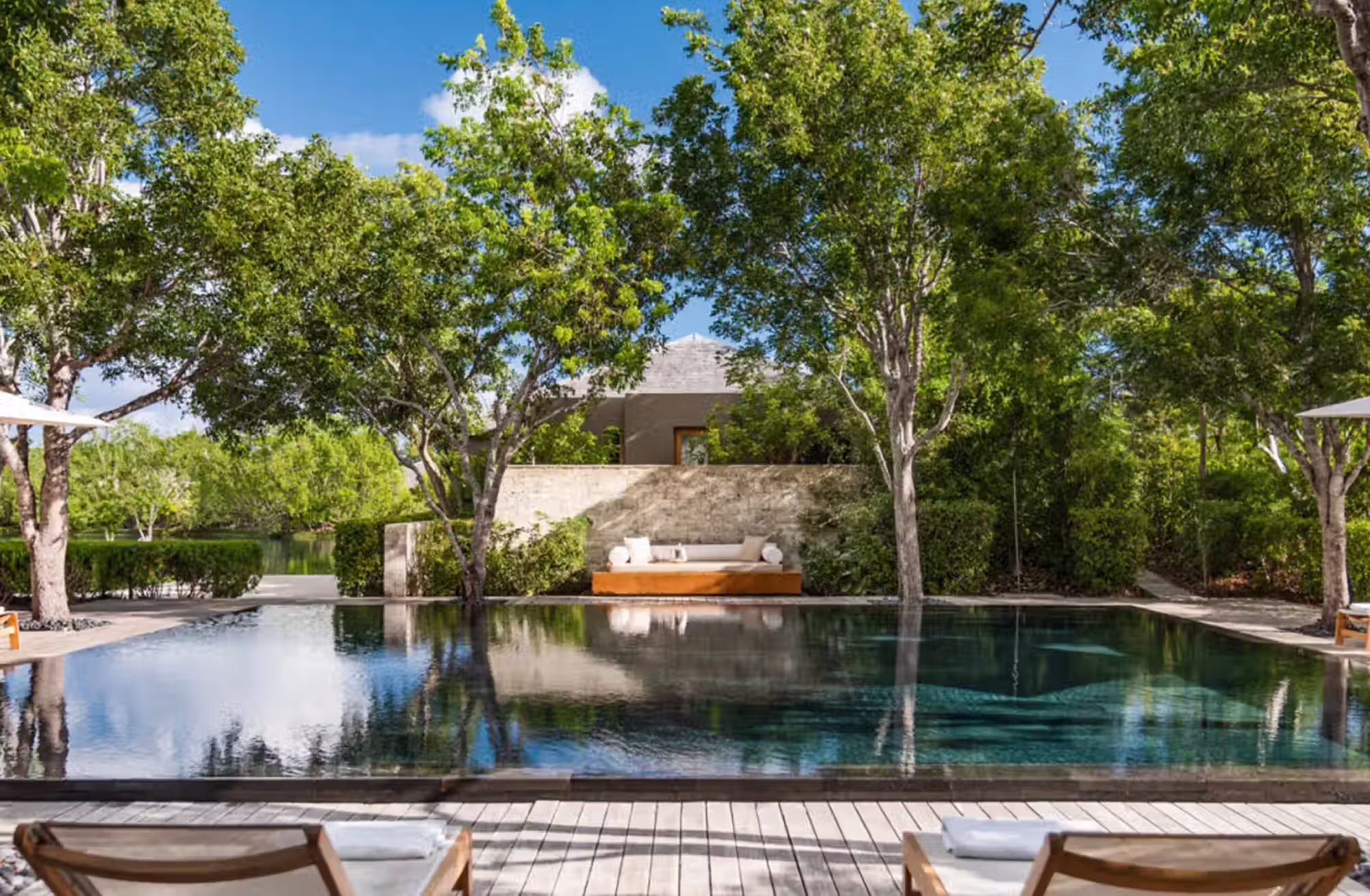 Pavilions e Villas indipendenti trasformano vegetazione, oceano e specchi d’acqua in parte integrante dell’esperienza. — immagine 7