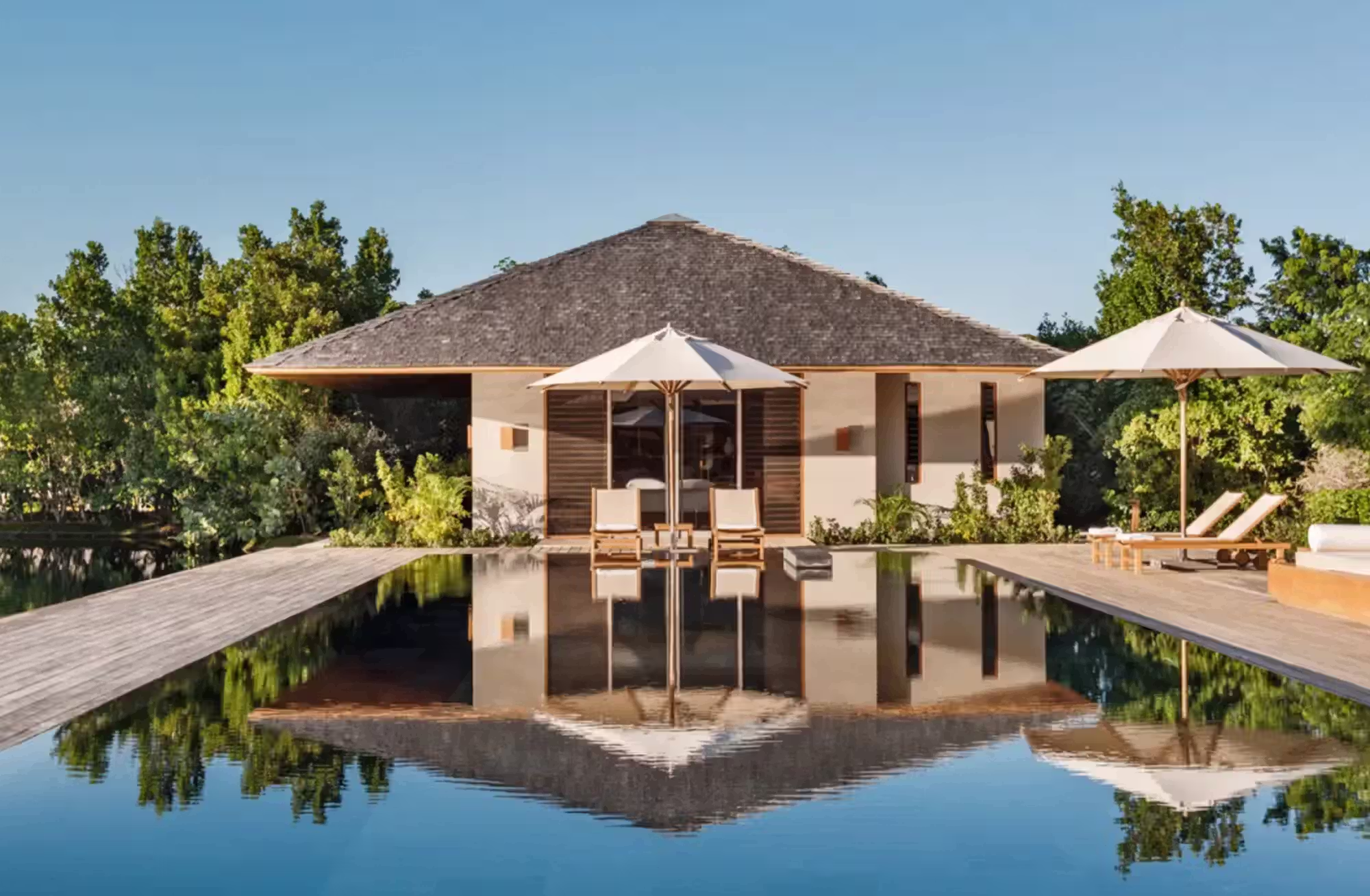 Pavilions e Villas indipendenti trasformano vegetazione, oceano e specchi d’acqua in parte integrante dell’esperienza. — immagine 8