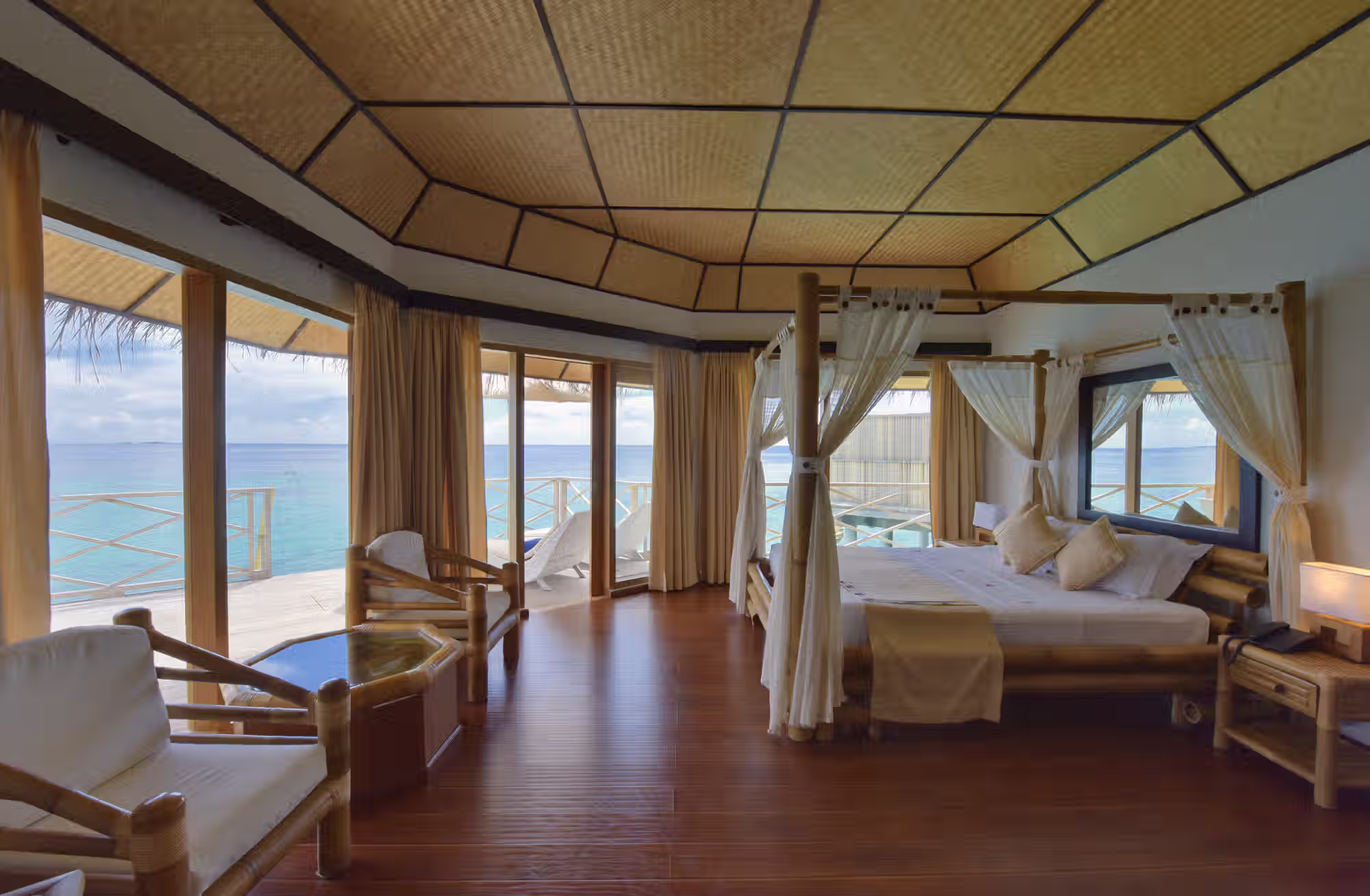 Tre tipologie di bungalow per scegliere tra l’atmosfera tradizionale della spiaggia e il privilegio di vivere direttamente sull’acqua. — immagine 6