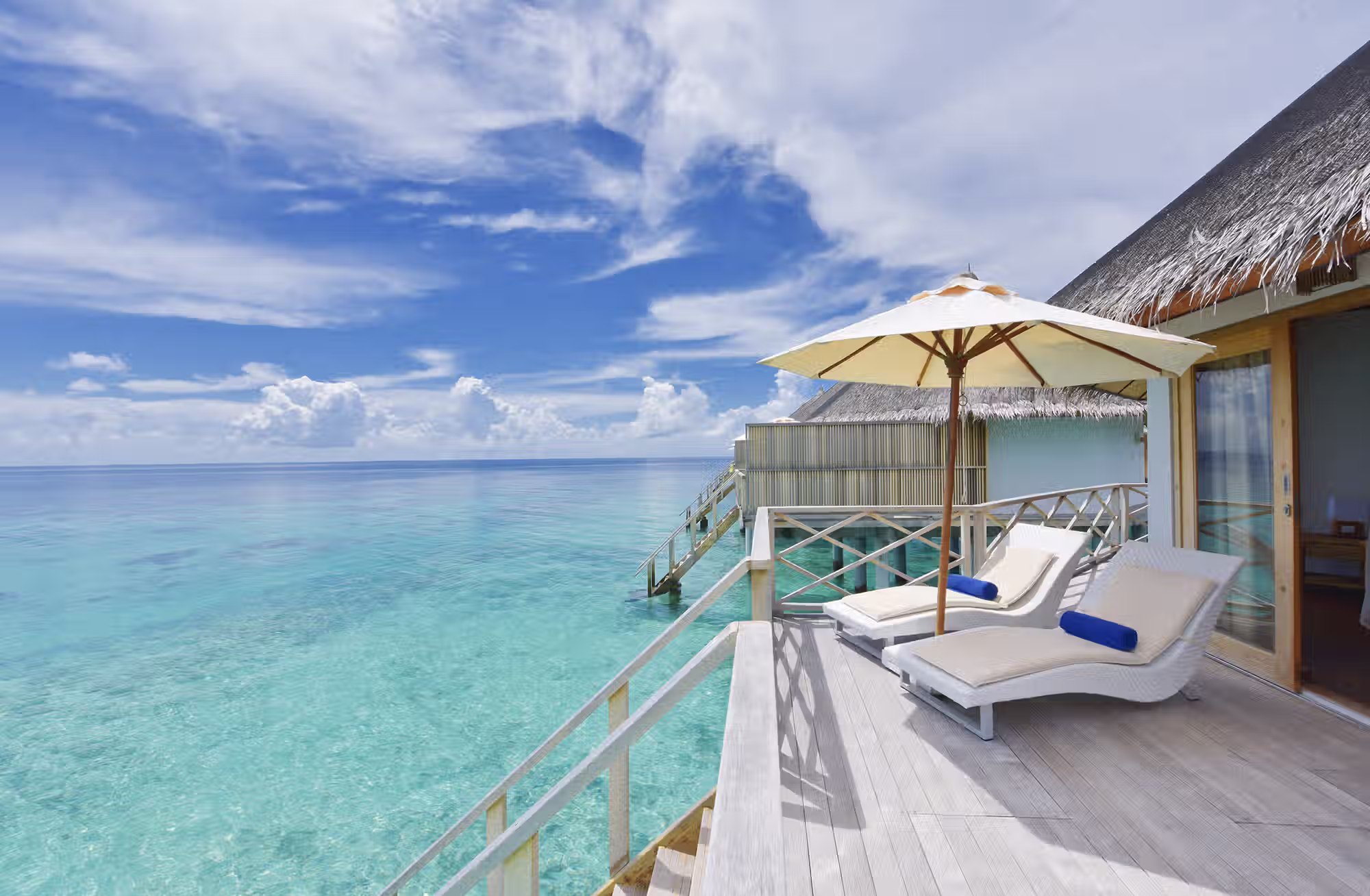 Tre tipologie di bungalow per scegliere tra l’atmosfera tradizionale della spiaggia e il privilegio di vivere direttamente sull’acqua. — immagine 10