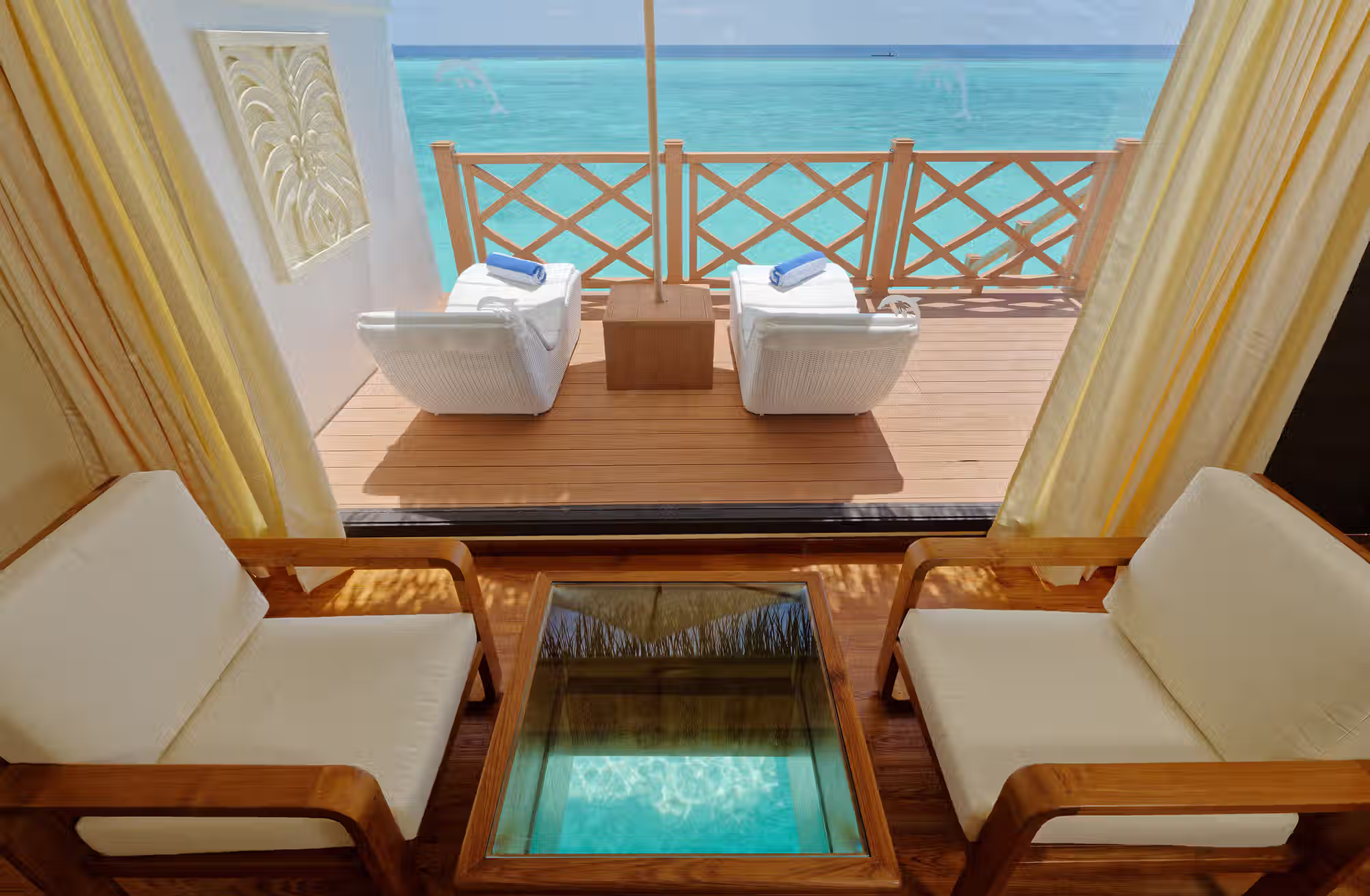 Tre tipologie di bungalow per scegliere tra l’atmosfera tradizionale della spiaggia e il privilegio di vivere direttamente sull’acqua. — immagine 1