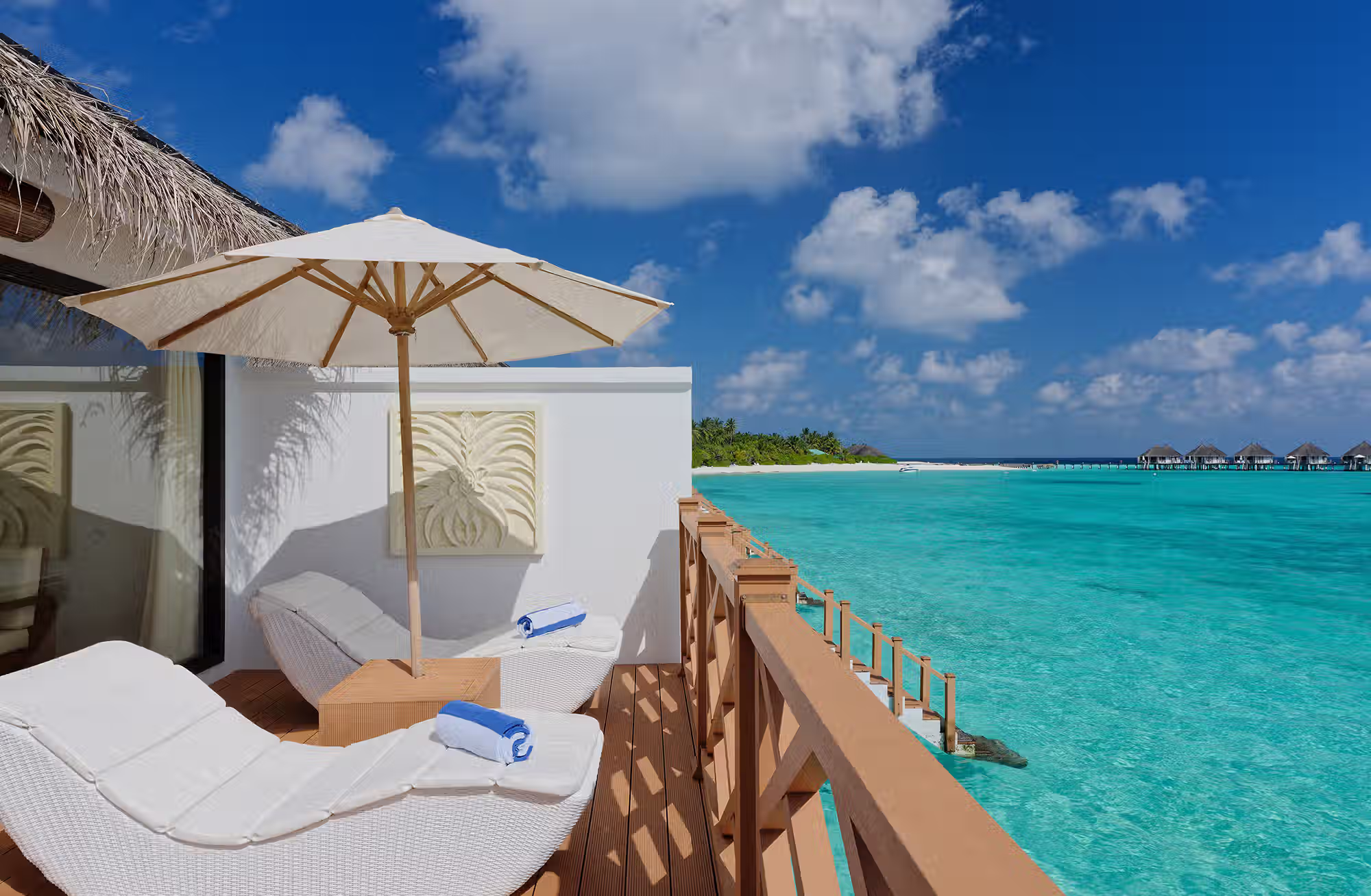 Tre tipologie di bungalow per scegliere tra l’atmosfera tradizionale della spiaggia e il privilegio di vivere direttamente sull’acqua. — immagine 8