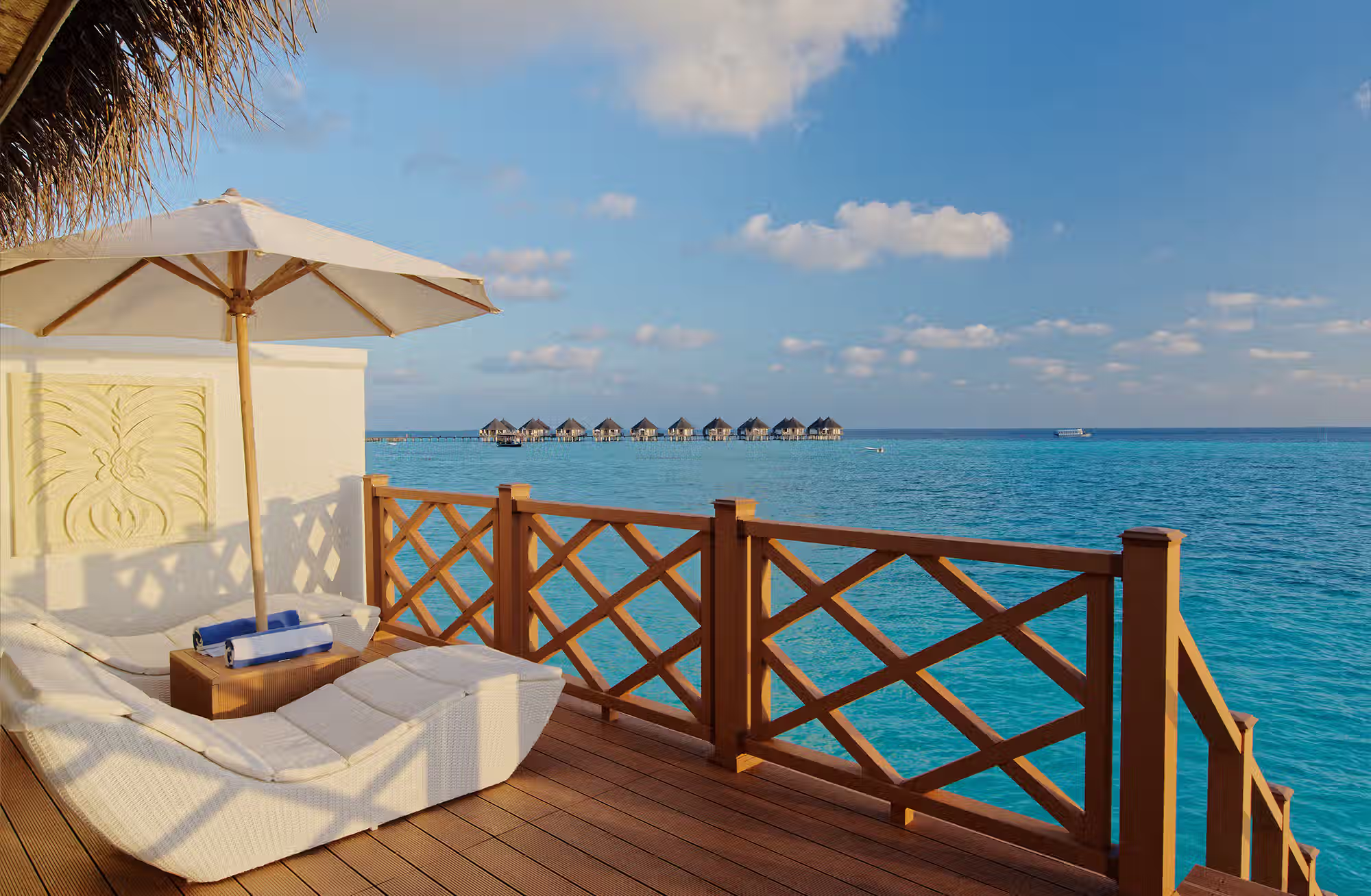 Tre tipologie di bungalow per scegliere tra l’atmosfera tradizionale della spiaggia e il privilegio di vivere direttamente sull’acqua. — immagine 9