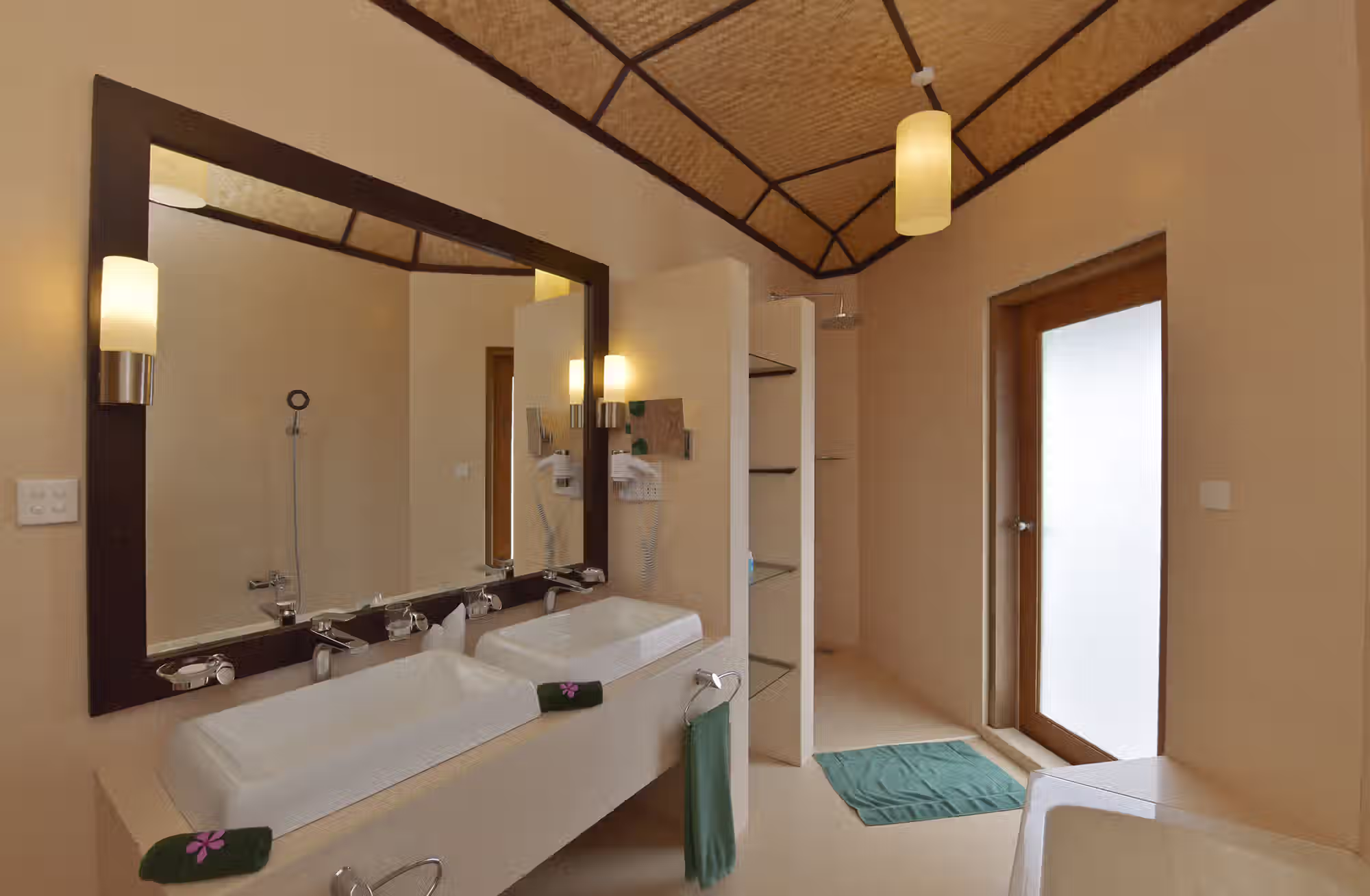 Tre tipologie di bungalow per scegliere tra l’atmosfera tradizionale della spiaggia e il privilegio di vivere direttamente sull’acqua. — immagine 7