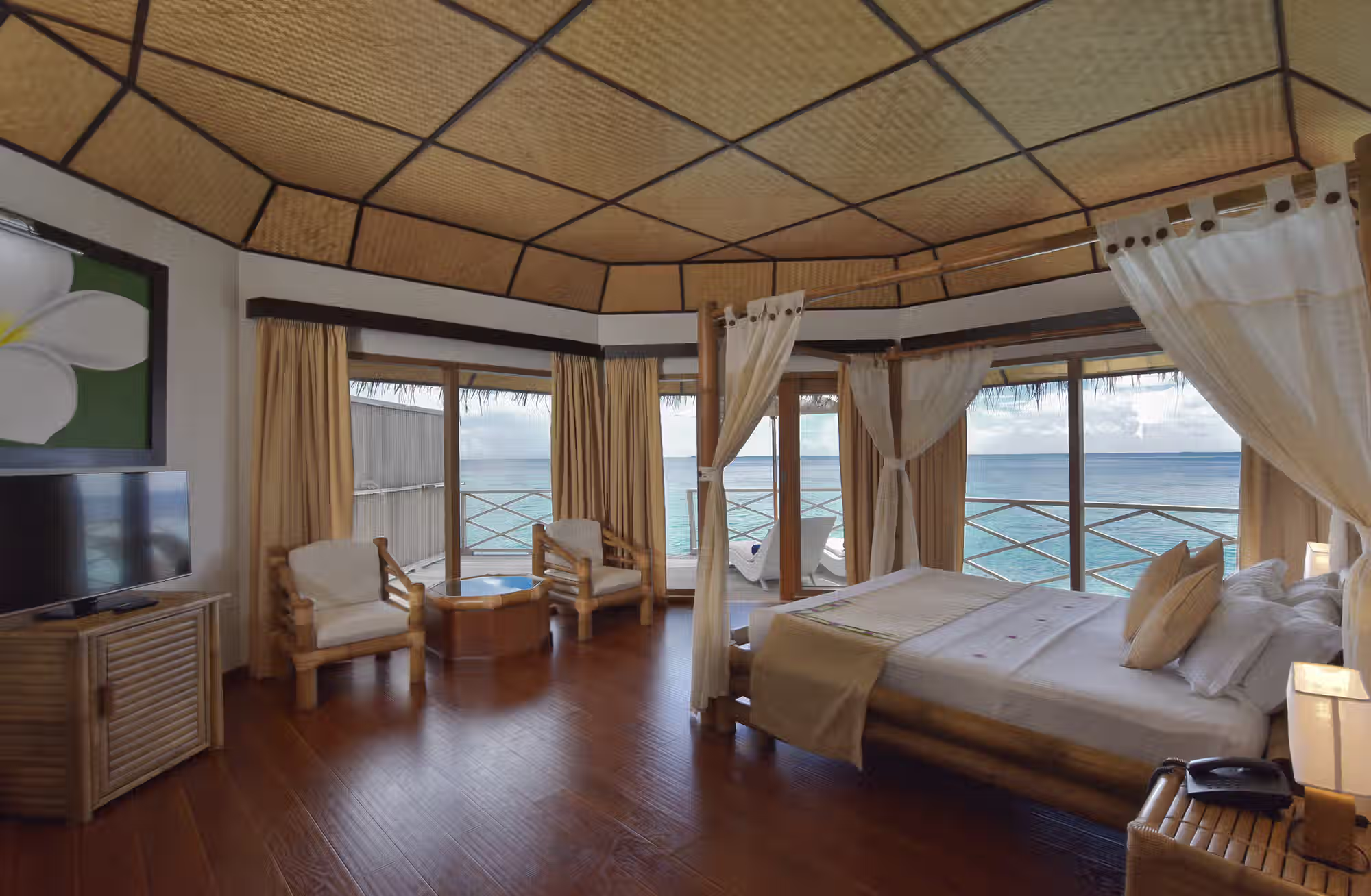 Tre tipologie di bungalow per scegliere tra l’atmosfera tradizionale della spiaggia e il privilegio di vivere direttamente sull’acqua. — immagine 5
