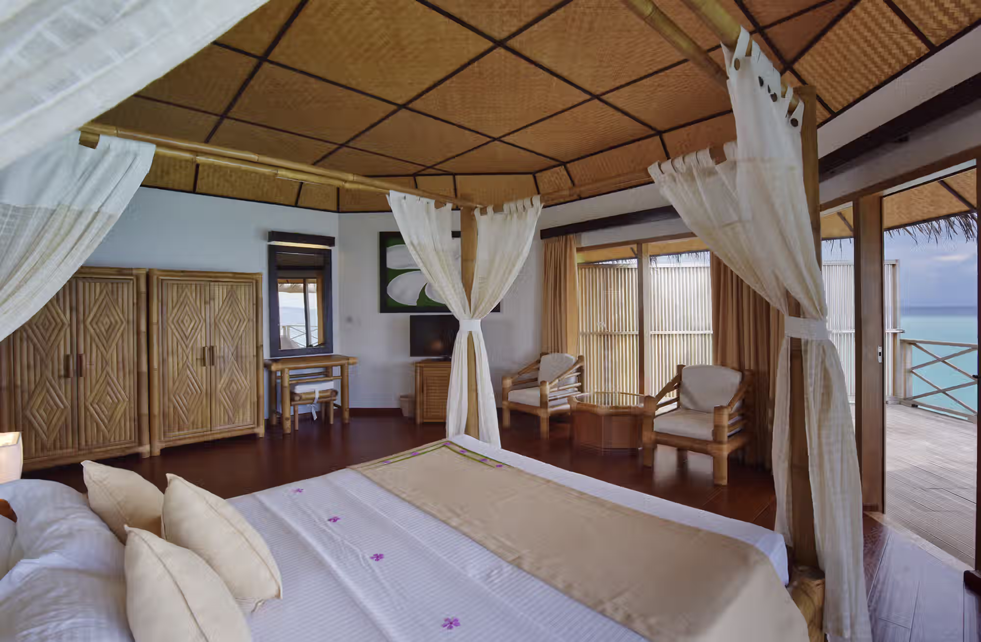 Tre tipologie di bungalow per scegliere tra l’atmosfera tradizionale della spiaggia e il privilegio di vivere direttamente sull’acqua. — immagine 4