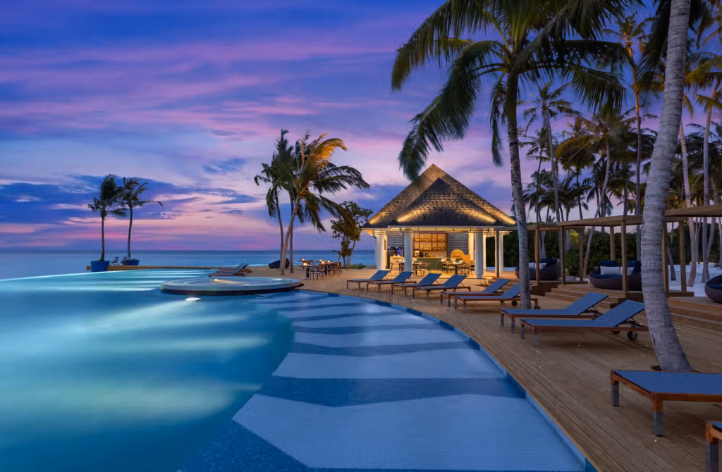 Snorkeling, diving, sapori, benessere e giornate in famiglia accompagnano la scoperta di uno degli atolli più affascinanti delle Maldive.