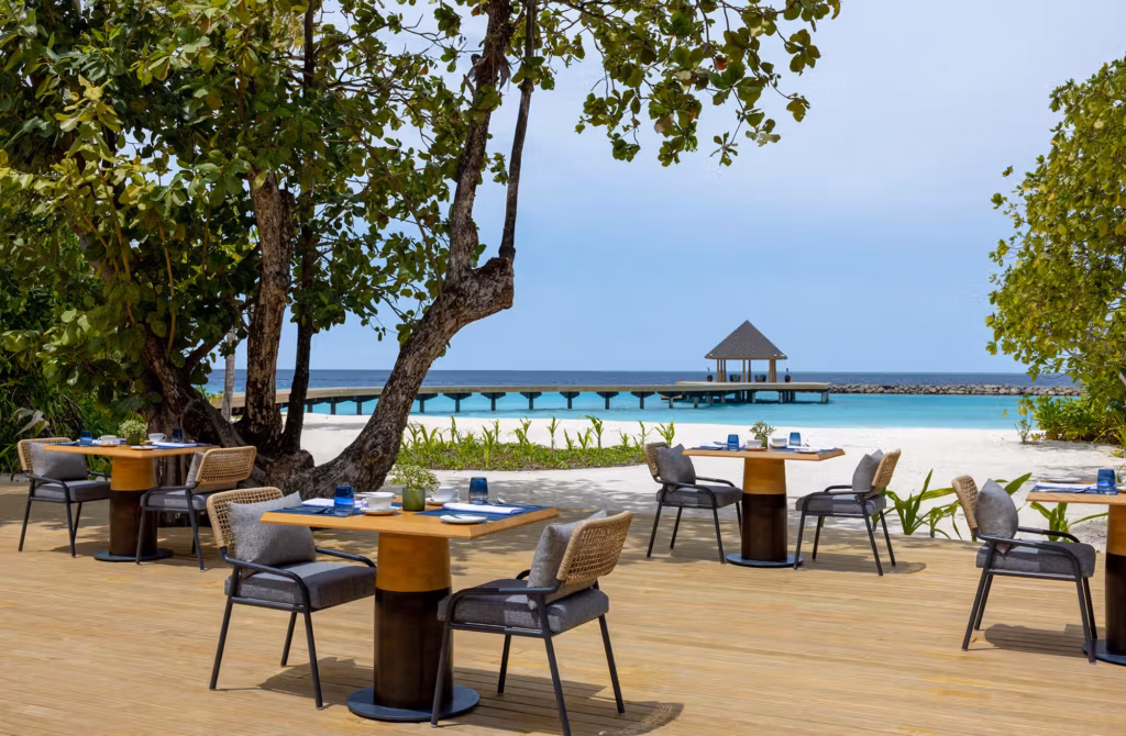 Snorkeling, diving, sapori, benessere e giornate in famiglia accompagnano la scoperta di uno degli atolli più affascinanti delle Maldive.