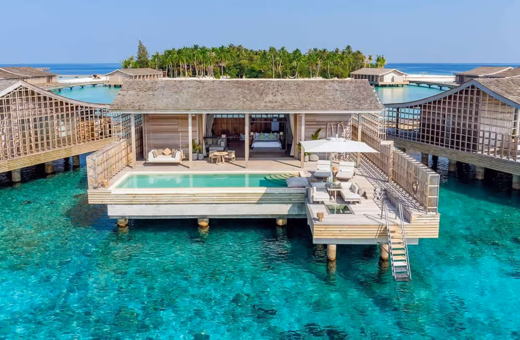 Grandi spazi, piscina privata e tramonti sull’orizzonte definiscono un’accoglienza pensata per pochi ospiti.