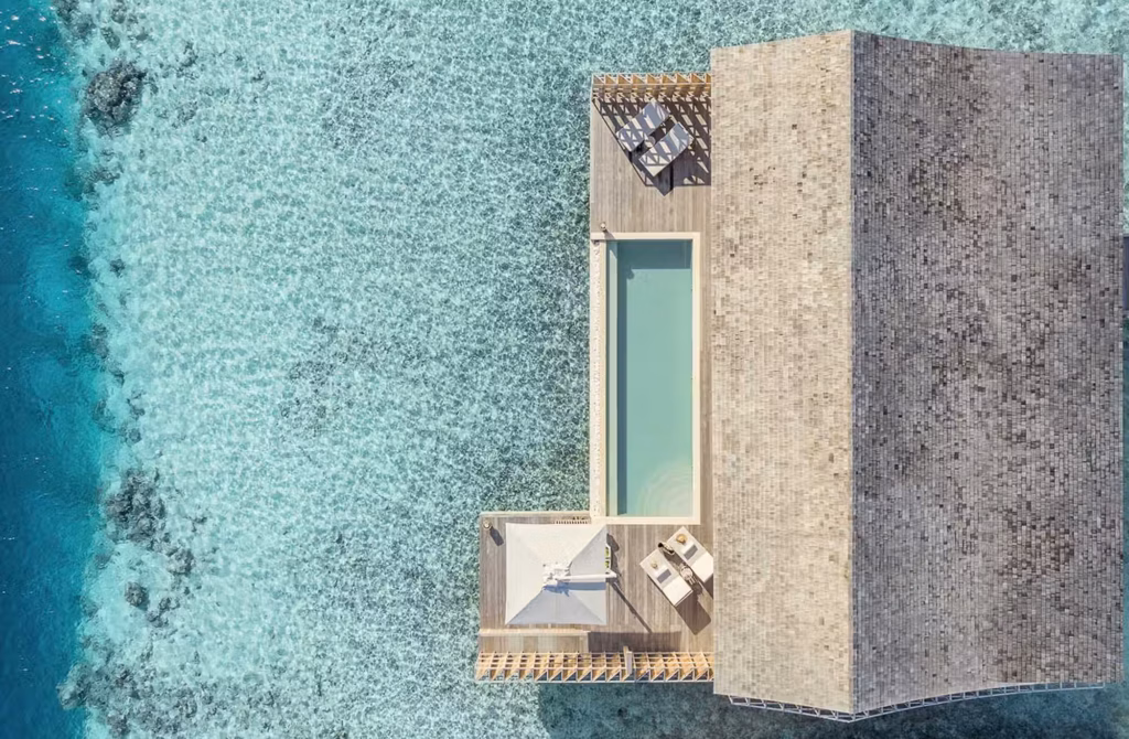 Grandi spazi, piscina privata e tramonti sull’orizzonte definiscono un’accoglienza pensata per pochi ospiti.