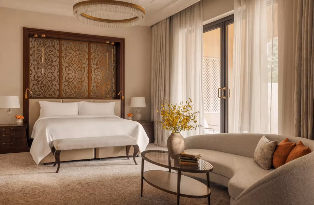 Camere, suite e ville permettono di scegliere non solo lo spazio, ma il modo in cui vivere il resort.