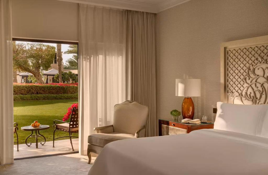 Camere, suite e ville permettono di scegliere non solo lo spazio, ma il modo in cui vivere il resort.
