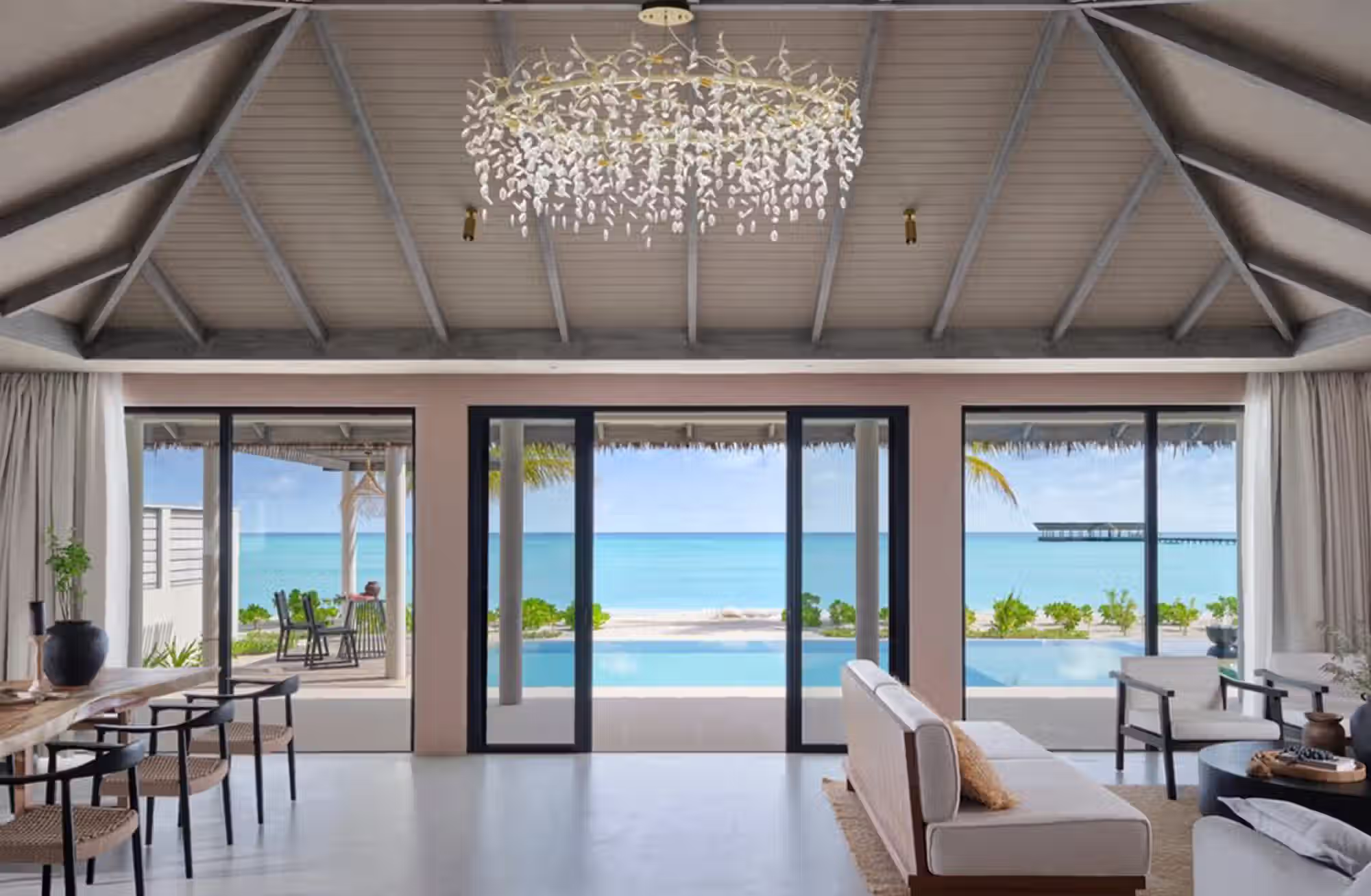 Piscine private, grandi spazi e un rapporto continuo con la spiaggia definiscono un modo più personale di abitare le Maldive. — immagine 9