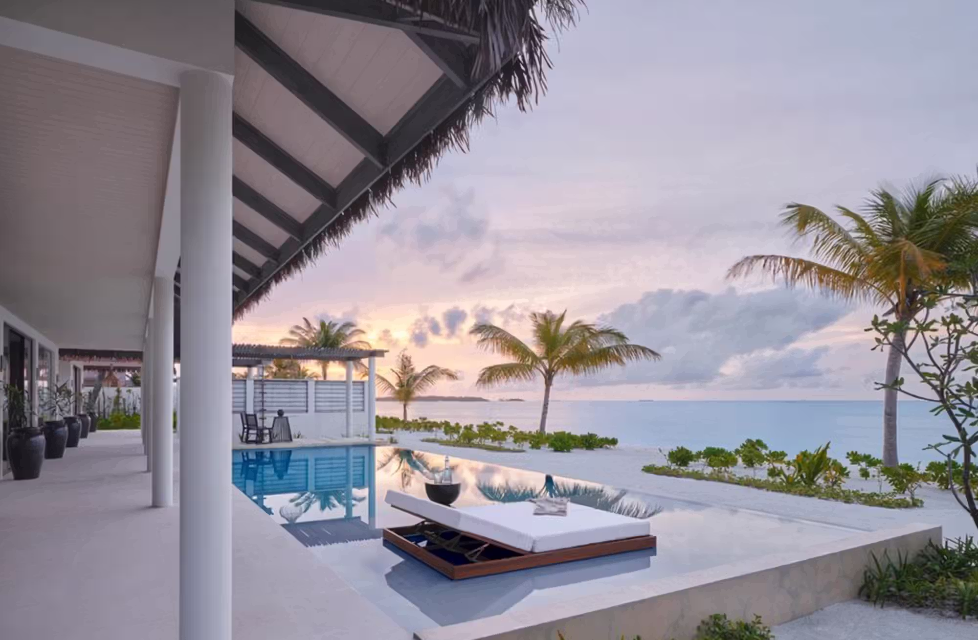 Piscine private, grandi spazi e un rapporto continuo con la spiaggia definiscono un modo più personale di abitare le Maldive. — immagine 10