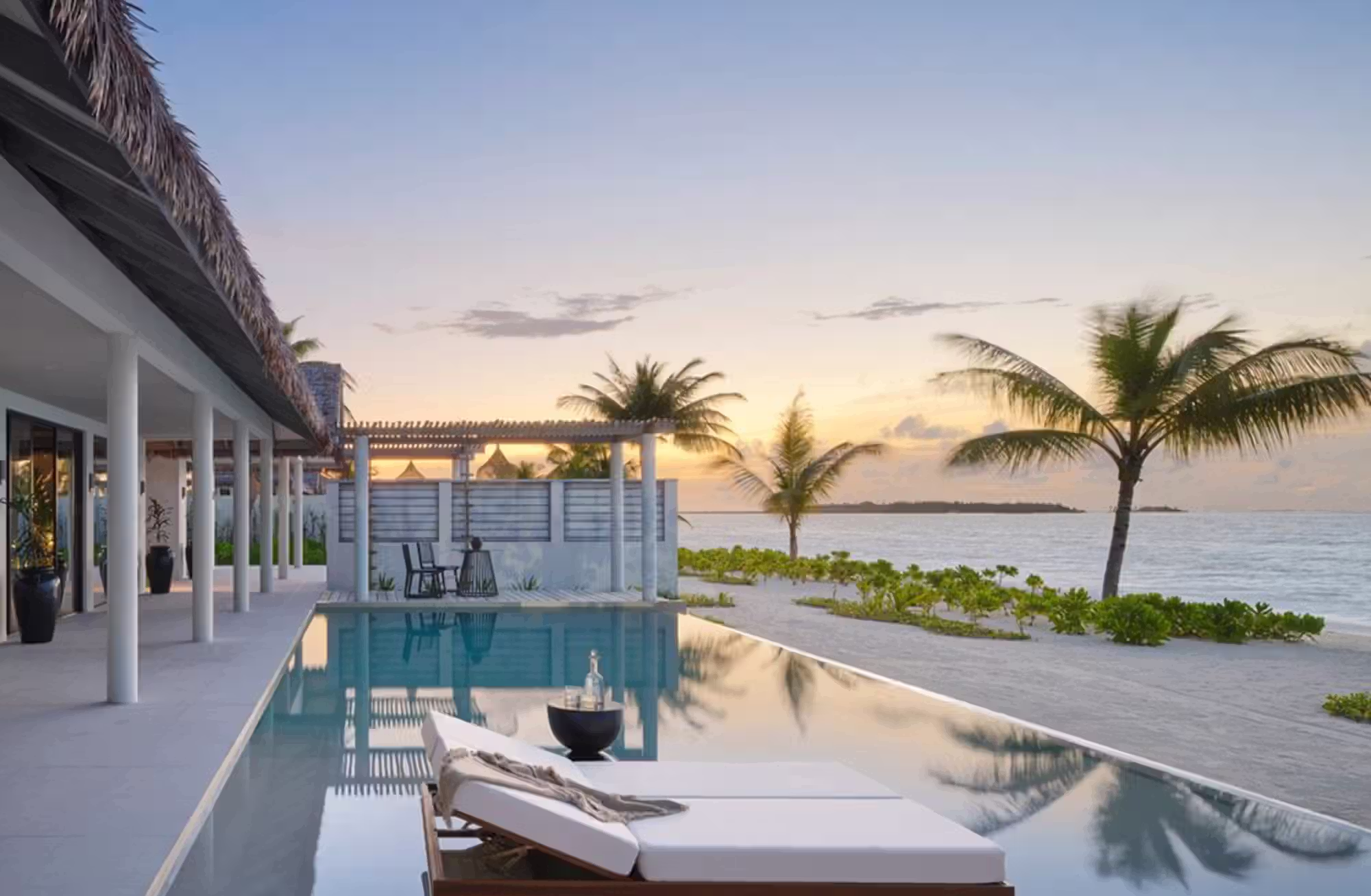 Piscine private, grandi spazi e un rapporto continuo con la spiaggia definiscono un modo più personale di abitare le Maldive. — immagine 11