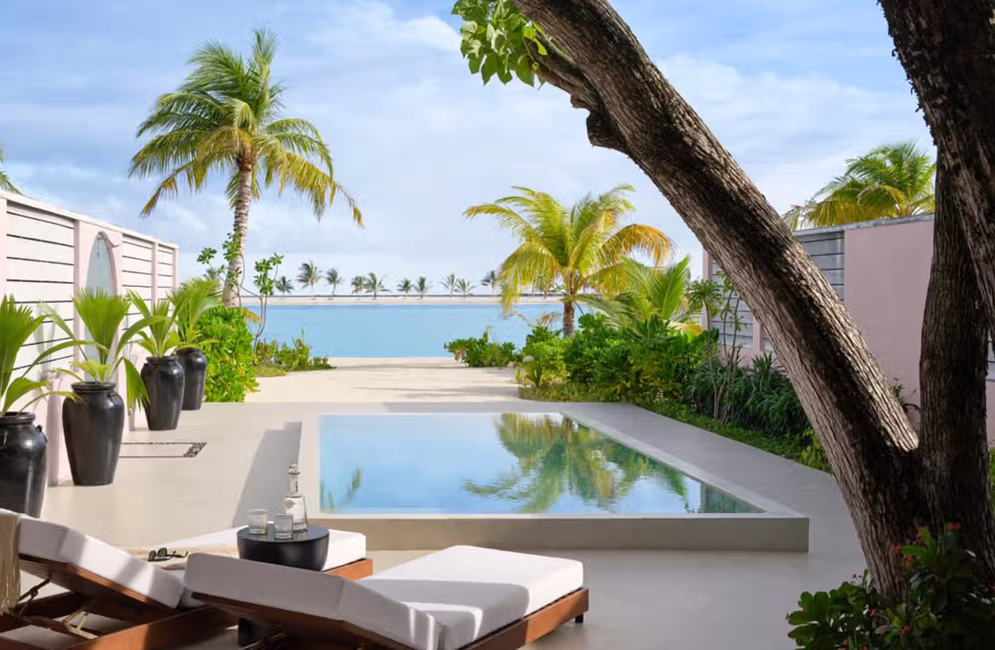 Piscine private, grandi spazi e un rapporto continuo con la spiaggia definiscono un modo più personale di abitare le Maldive. — immagine 2
