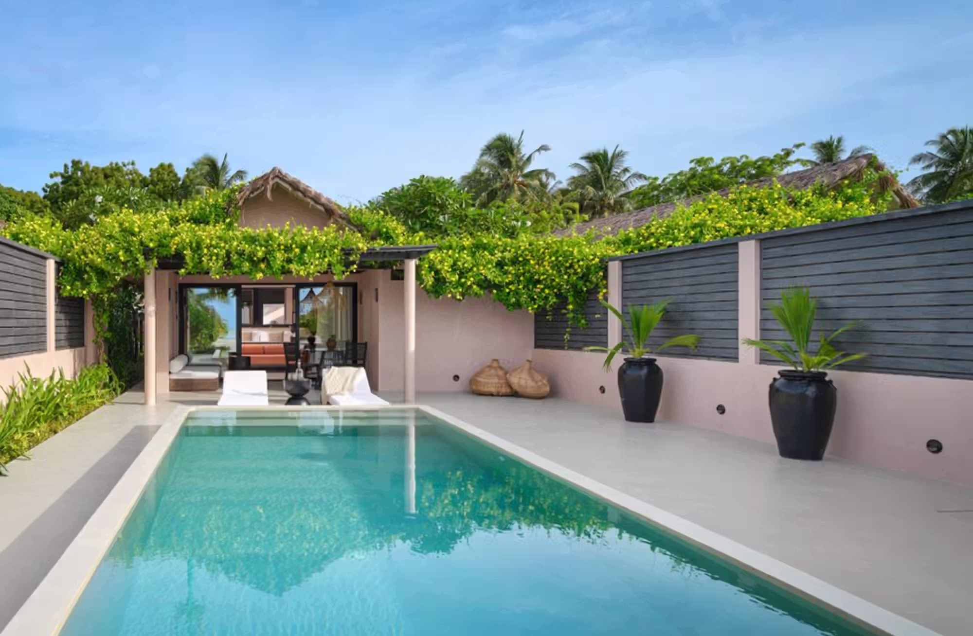 Piscine private, grandi spazi e un rapporto continuo con la spiaggia definiscono un modo più personale di abitare le Maldive. — immagine 3