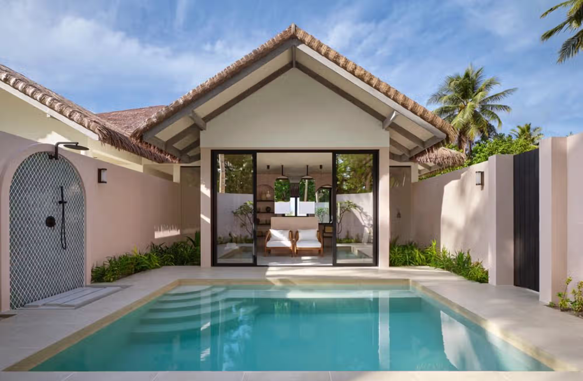 Piscine private, grandi spazi e un rapporto continuo con la spiaggia definiscono un modo più personale di abitare le Maldive. — immagine 4