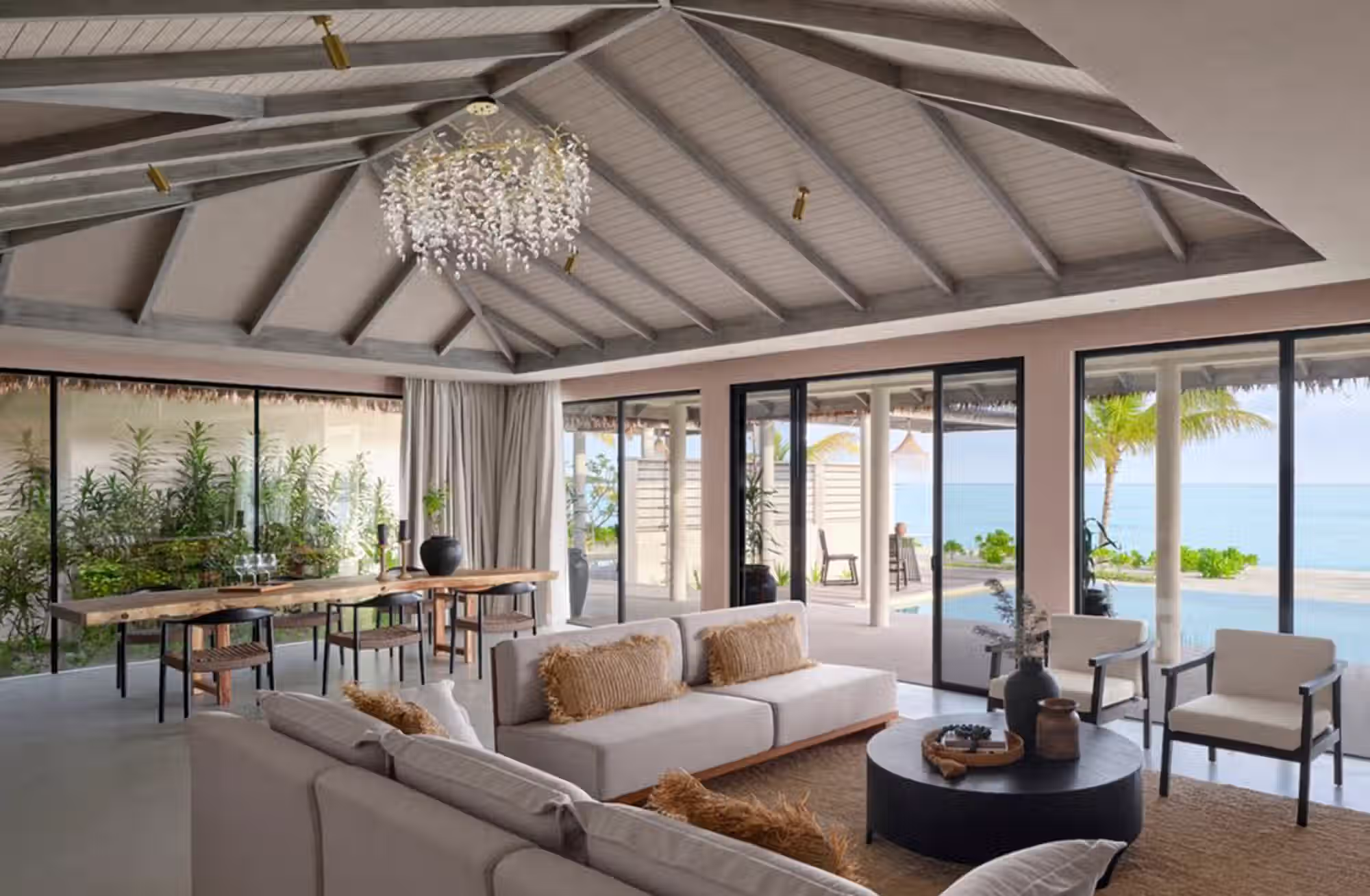 Piscine private, grandi spazi e un rapporto continuo con la spiaggia definiscono un modo più personale di abitare le Maldive. — immagine 5