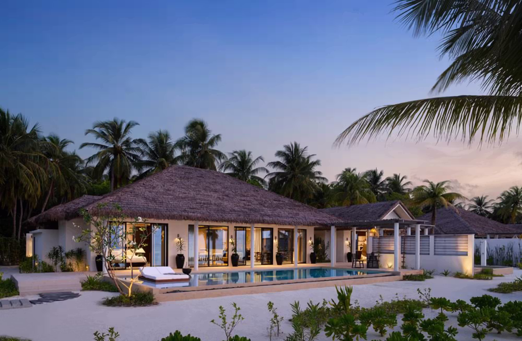 Piscine private, grandi spazi e un rapporto continuo con la spiaggia definiscono un modo più personale di abitare le Maldive. — immagine 8