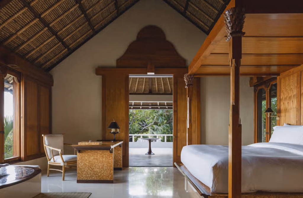 Pavilion su palafitte e Villas immerse nel verde seguono il profilo naturale del terreno, aprendosi verso giardini tropicali, Amuk Bay e lo Stretto di Lombok.