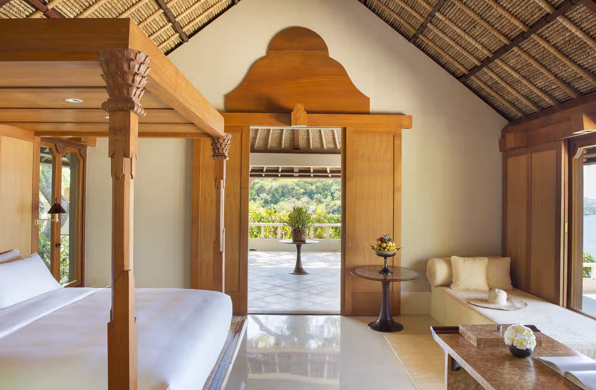 Pavilion su palafitte e Villas immerse nel verde seguono il profilo naturale del terreno, aprendosi verso giardini tropicali, Amuk Bay e lo Stretto di Lombok. — immagine 1