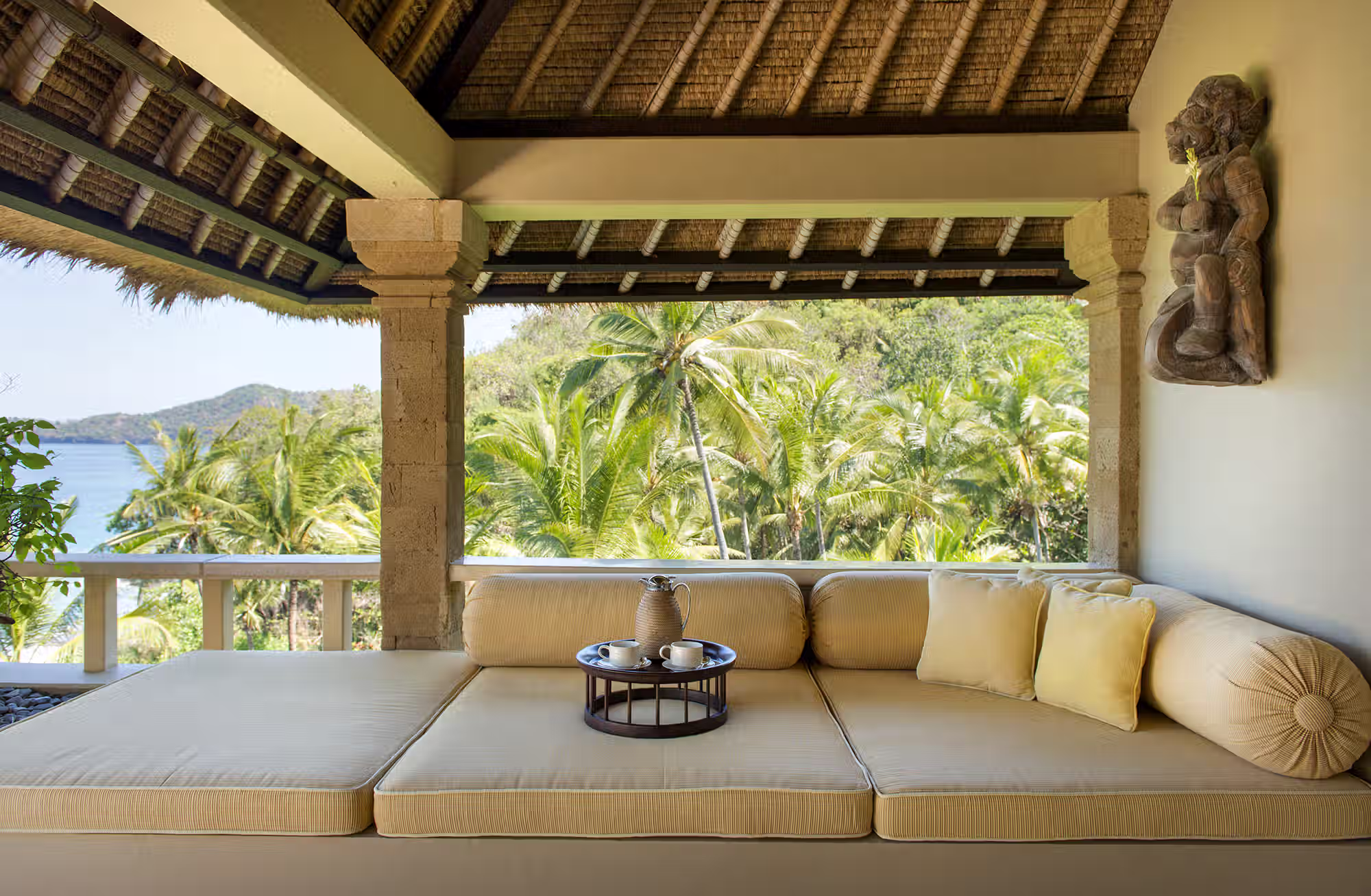 Pavilion su palafitte e Villas immerse nel verde seguono il profilo naturale del terreno, aprendosi verso giardini tropicali, Amuk Bay e lo Stretto di Lombok. — immagine 2