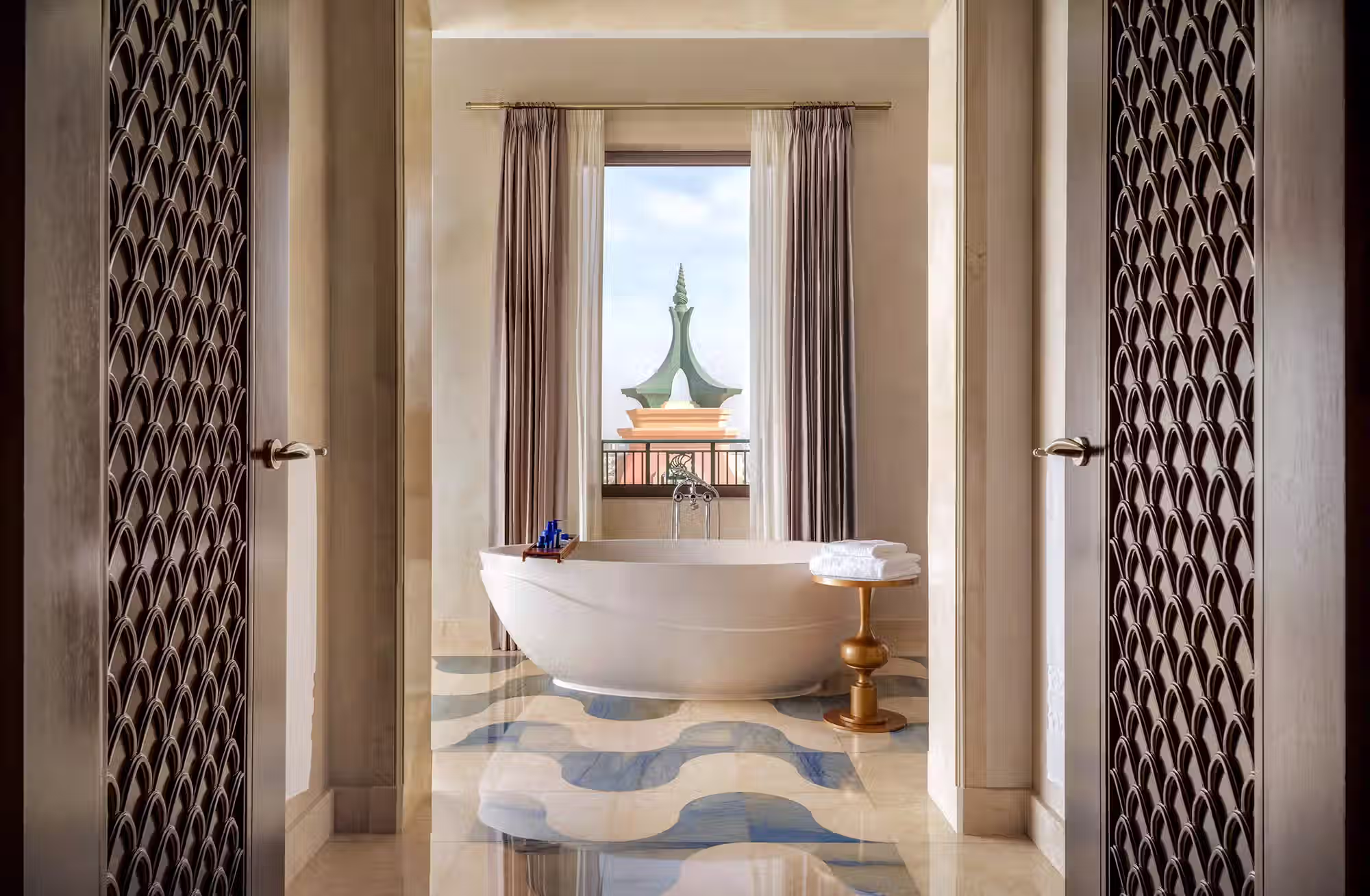 Camere e suite differenti per spazio, panorama e livello di esclusività, fino alle iconiche Signature Suite. — immagine 1