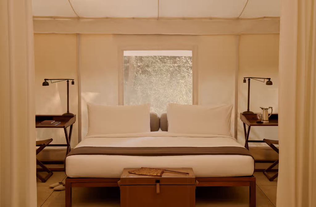 Spazi generosi, privacy e natura trasformano il fascino degli antichi accampamenti Moghul in un modo contemporaneo di vivere il safari.