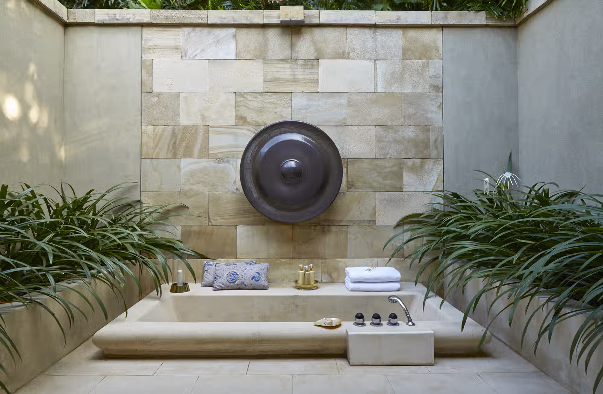 Giardini privati, balé e piscine si aprono verso risaie, Menoreh Hills e Borobudur, trasformando il paesaggio nella parte più preziosa della sistemazione. — immagine 2