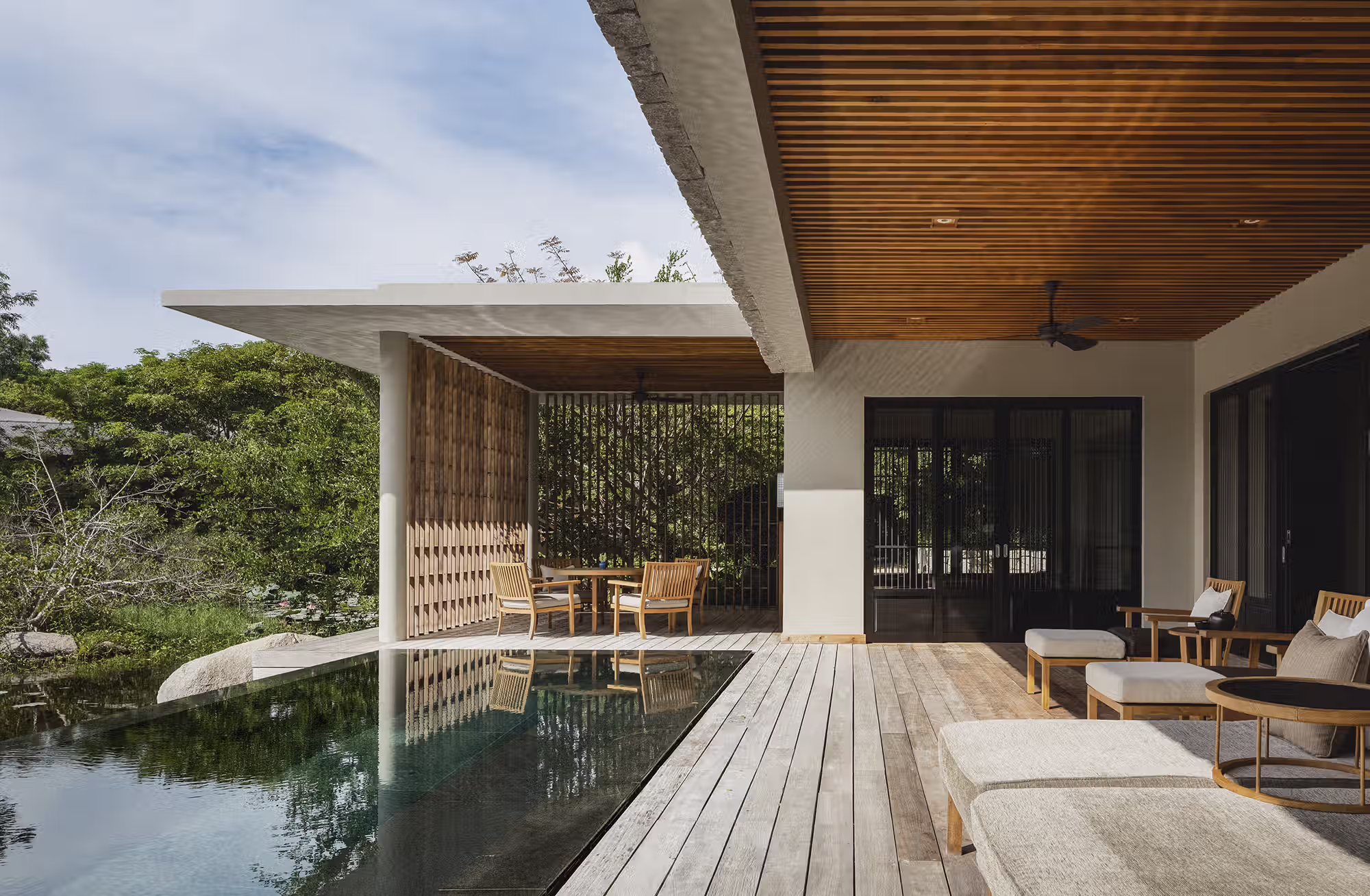 Padiglioni aperti sul paesaggio, ville con piscine a sfioro e residenze private permettono di scegliere tra l'intimità della natura e gli orizzonti della baia di Vĩnh Hy. — immagine 4