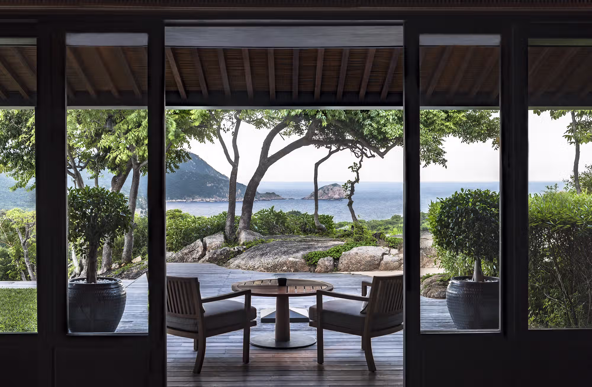 Padiglioni aperti sul paesaggio, ville con piscine a sfioro e residenze private permettono di scegliere tra l'intimità della natura e gli orizzonti della baia di Vĩnh Hy. — immagine 6