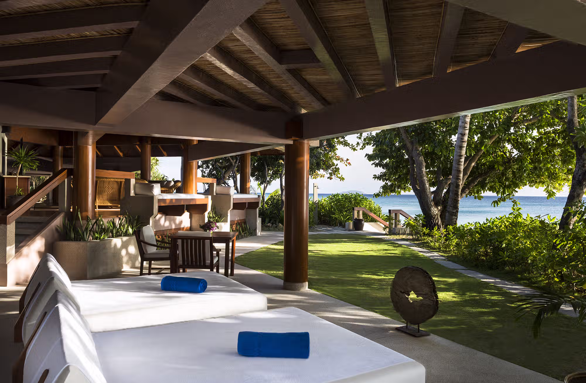 Casitas raccolte nella vegetazione e ville affacciate sulla spiaggia permettono di vivere l'isola con livelli differenti di intimità, spazio e autonomia. — immagine 4