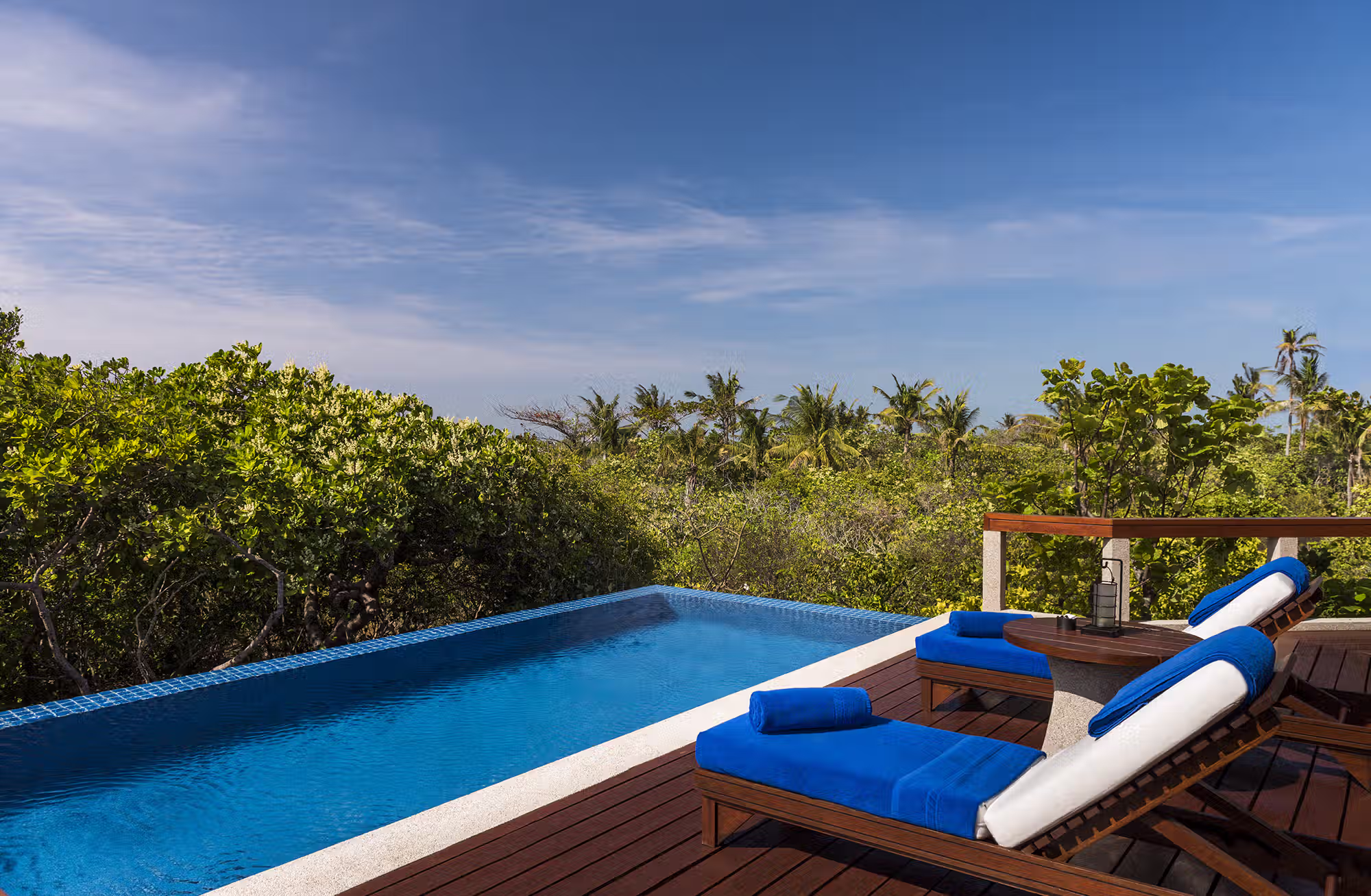 Casitas raccolte nella vegetazione e ville affacciate sulla spiaggia permettono di vivere l'isola con livelli differenti di intimità, spazio e autonomia. — immagine 5