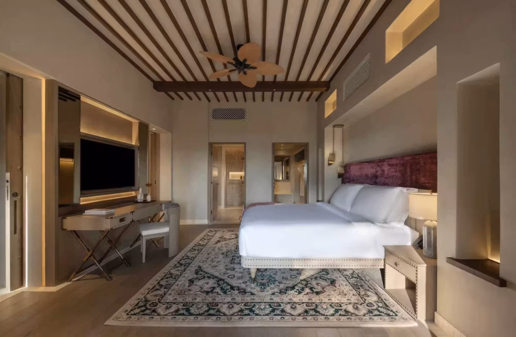 Camere, suite e Desert Pool Villas interpretano il soggiorno nel deserto con differenti livelli di spazio e privacy.