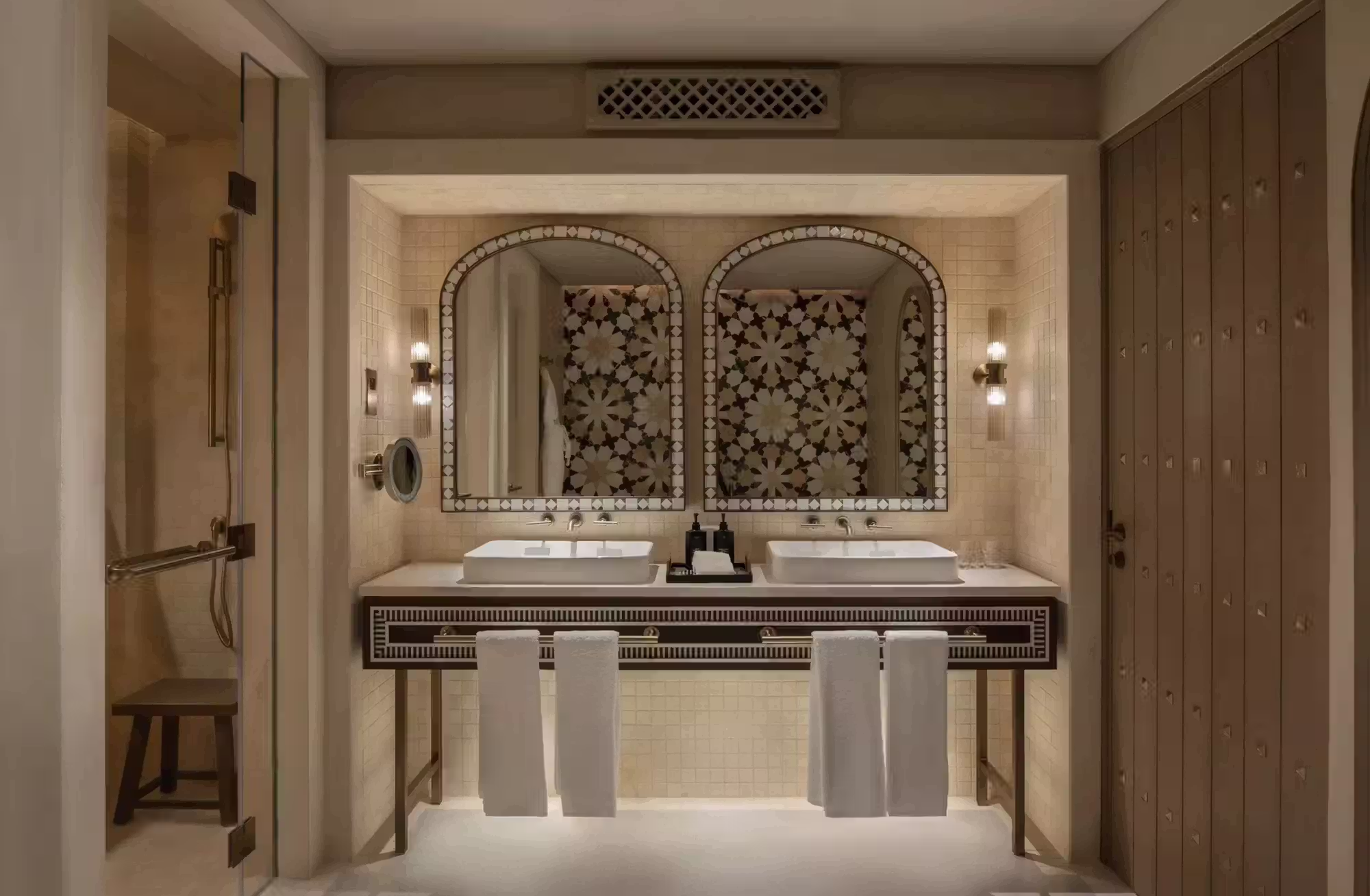 Camere, suite e Desert Pool Villas interpretano il soggiorno nel deserto con differenti livelli di spazio e privacy. — immagine 2