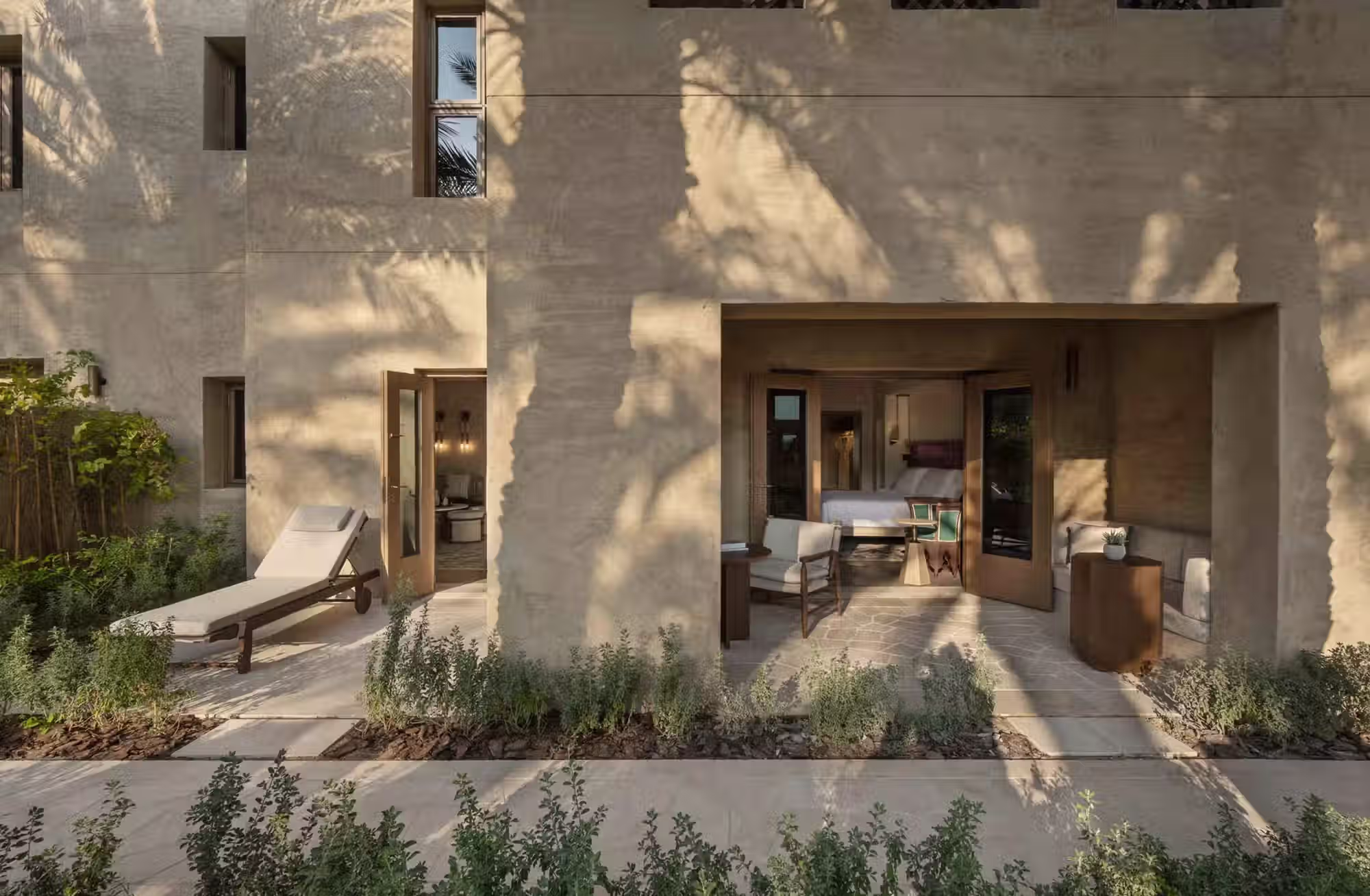 Camere, suite e Desert Pool Villas interpretano il soggiorno nel deserto con differenti livelli di spazio e privacy. — immagine 3