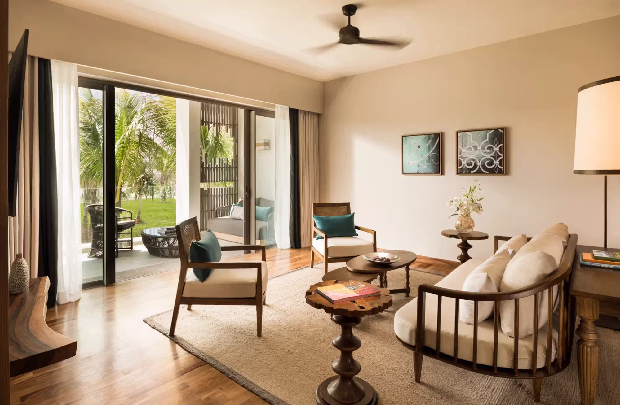 Spazi generosi, terrazze aperte sulla natura e ville con piscina privata permettono di scegliere quanto avvicinarsi al mare e quanto proteggere la propria intimità. — immagine 10