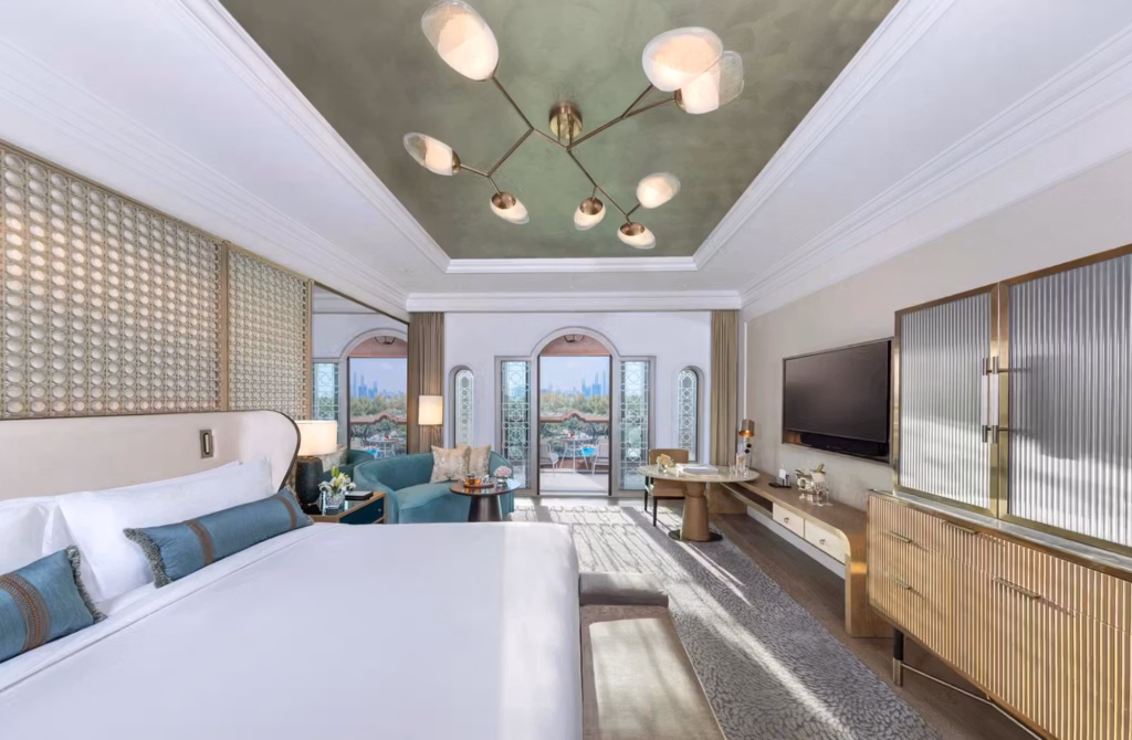 390 camere e suite, dalle eleganti Sea View Room alle grandi Palace Suite, per vivere il Golfo Arabico con differenti livelli di spazio e servizio.