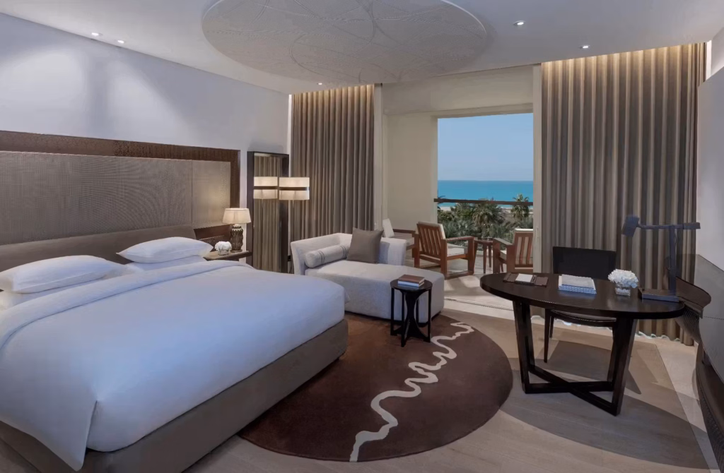 306 camere, suite e ville che cambiano prospettiva tra giardini, golf e Golfo Arabico, fino alla privacy della propria piscina.