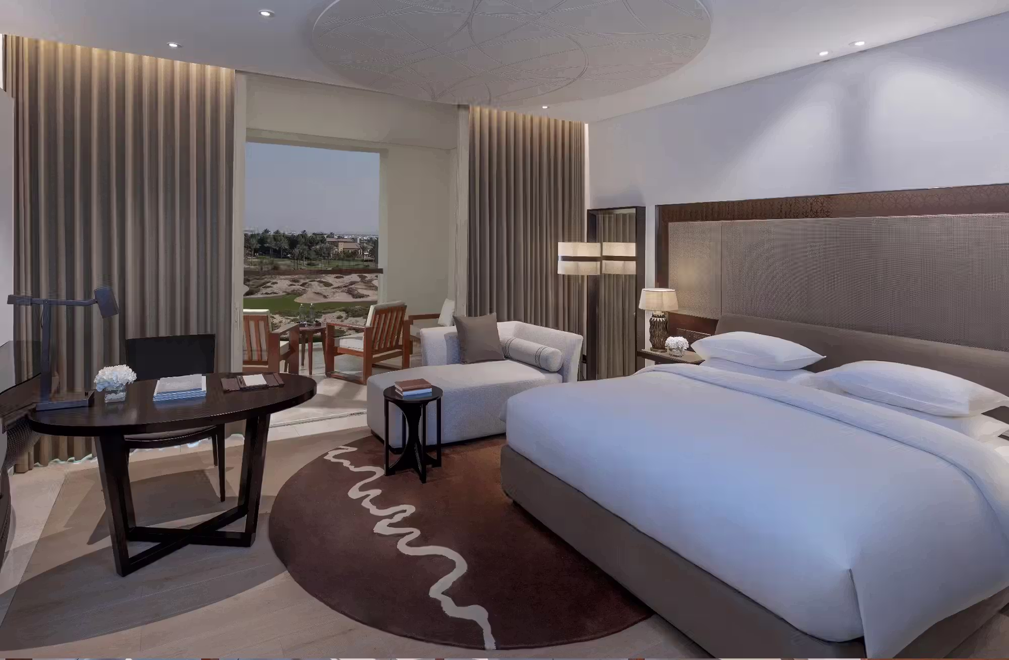 306 camere, suite e ville che cambiano prospettiva tra giardini, golf e Golfo Arabico, fino alla privacy della propria piscina. — immagine 1