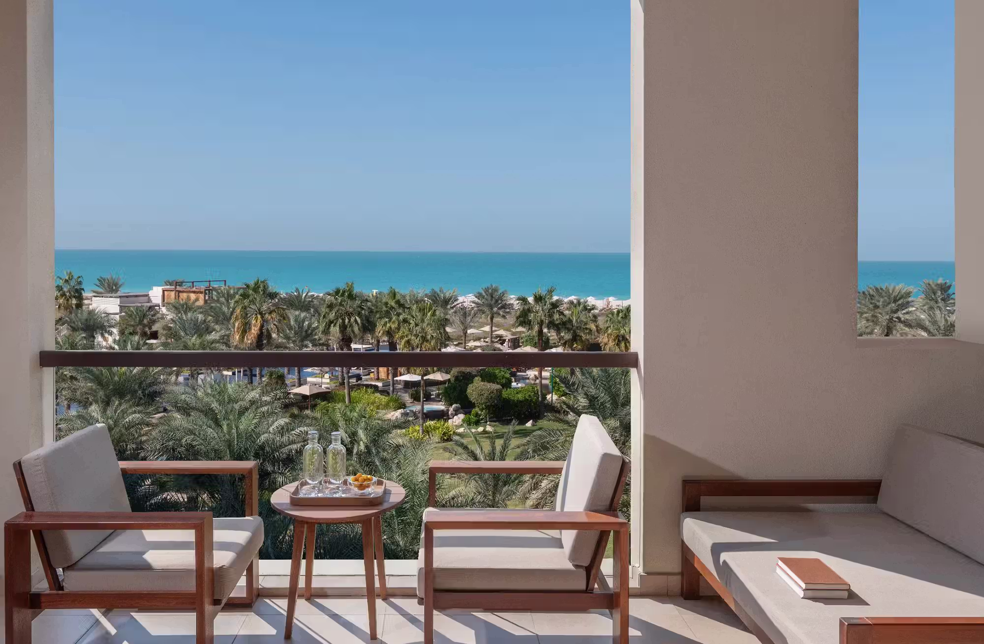 306 camere, suite e ville che cambiano prospettiva tra giardini, golf e Golfo Arabico, fino alla privacy della propria piscina. — immagine 2