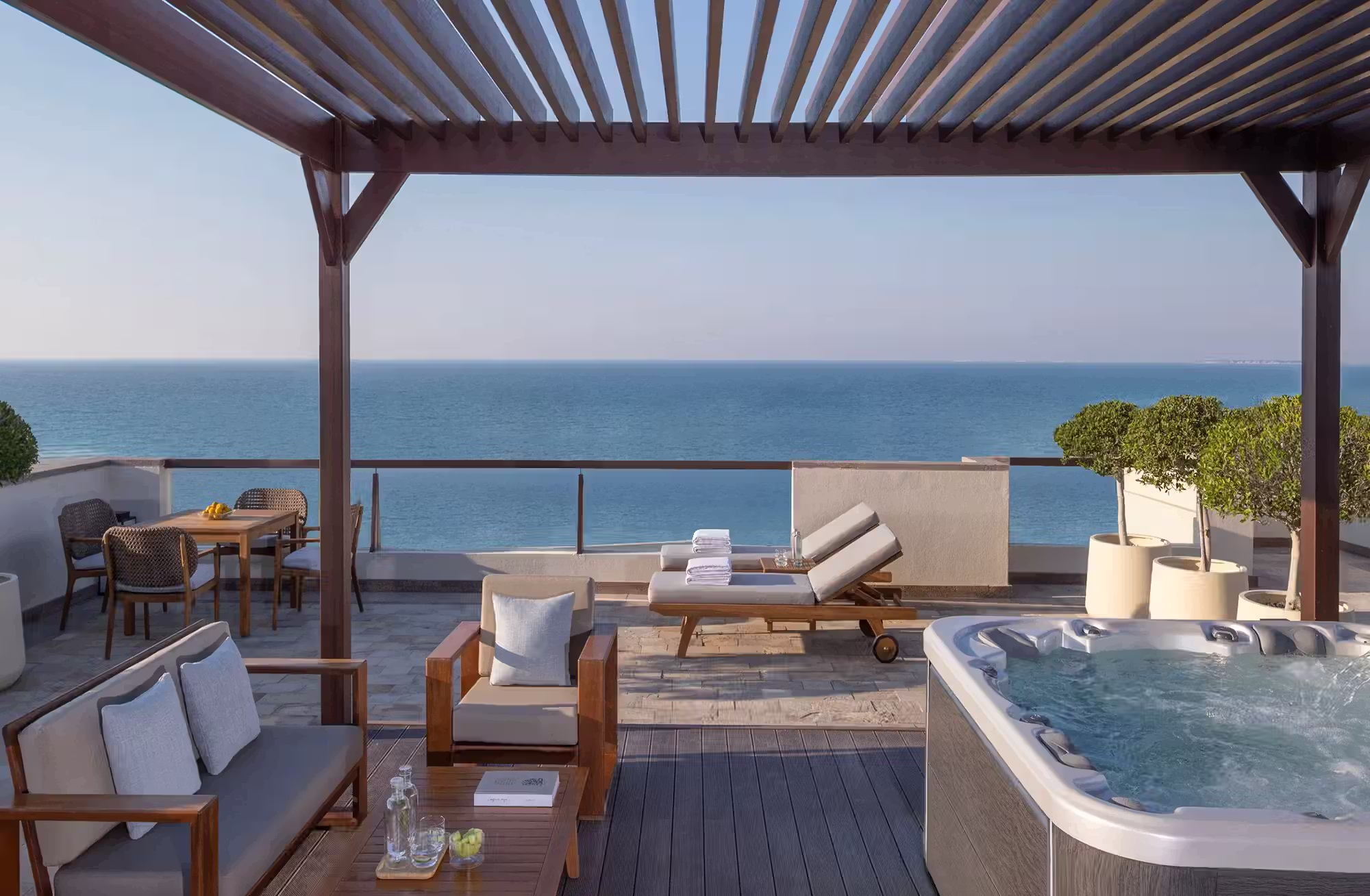 306 camere, suite e ville che cambiano prospettiva tra giardini, golf e Golfo Arabico, fino alla privacy della propria piscina. — immagine 5