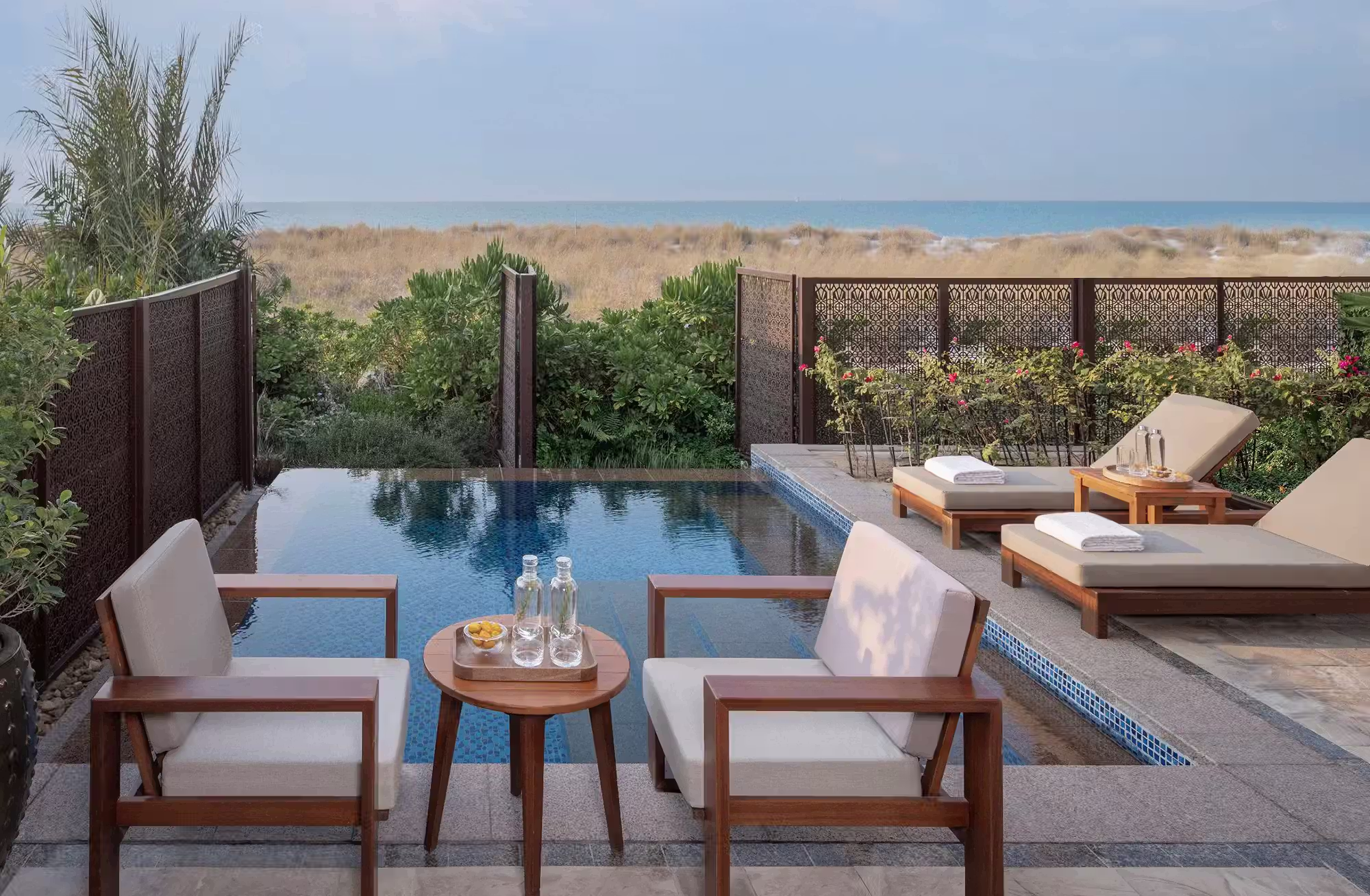 306 camere, suite e ville che cambiano prospettiva tra giardini, golf e Golfo Arabico, fino alla privacy della propria piscina. — immagine 7