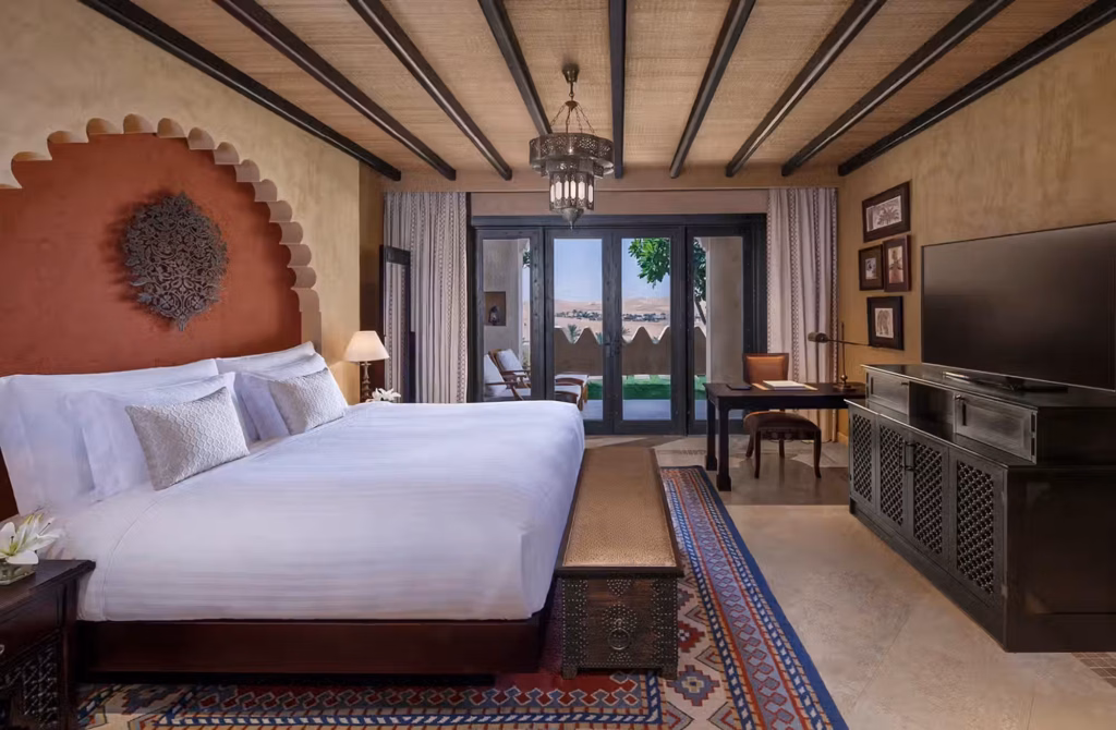 140 camere, 14 suite e 53 Pool Villa per scegliere quanto spazio e quanta privacy concedersi nel cuore del deserto.