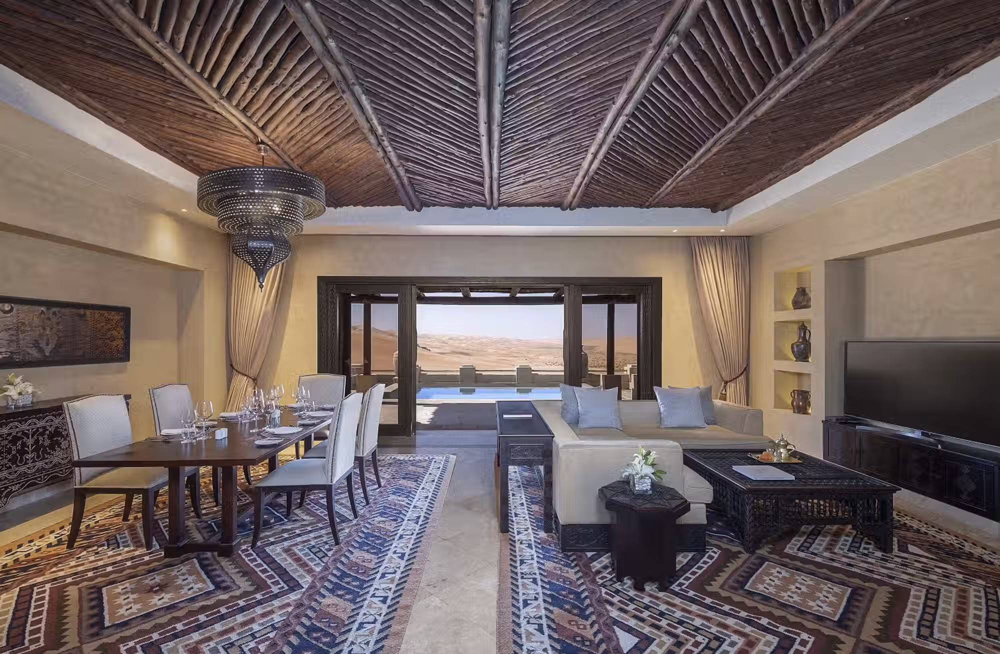 140 camere, 14 suite e 53 Pool Villa per scegliere quanto spazio e quanta privacy concedersi nel cuore del deserto. — immagine 2
