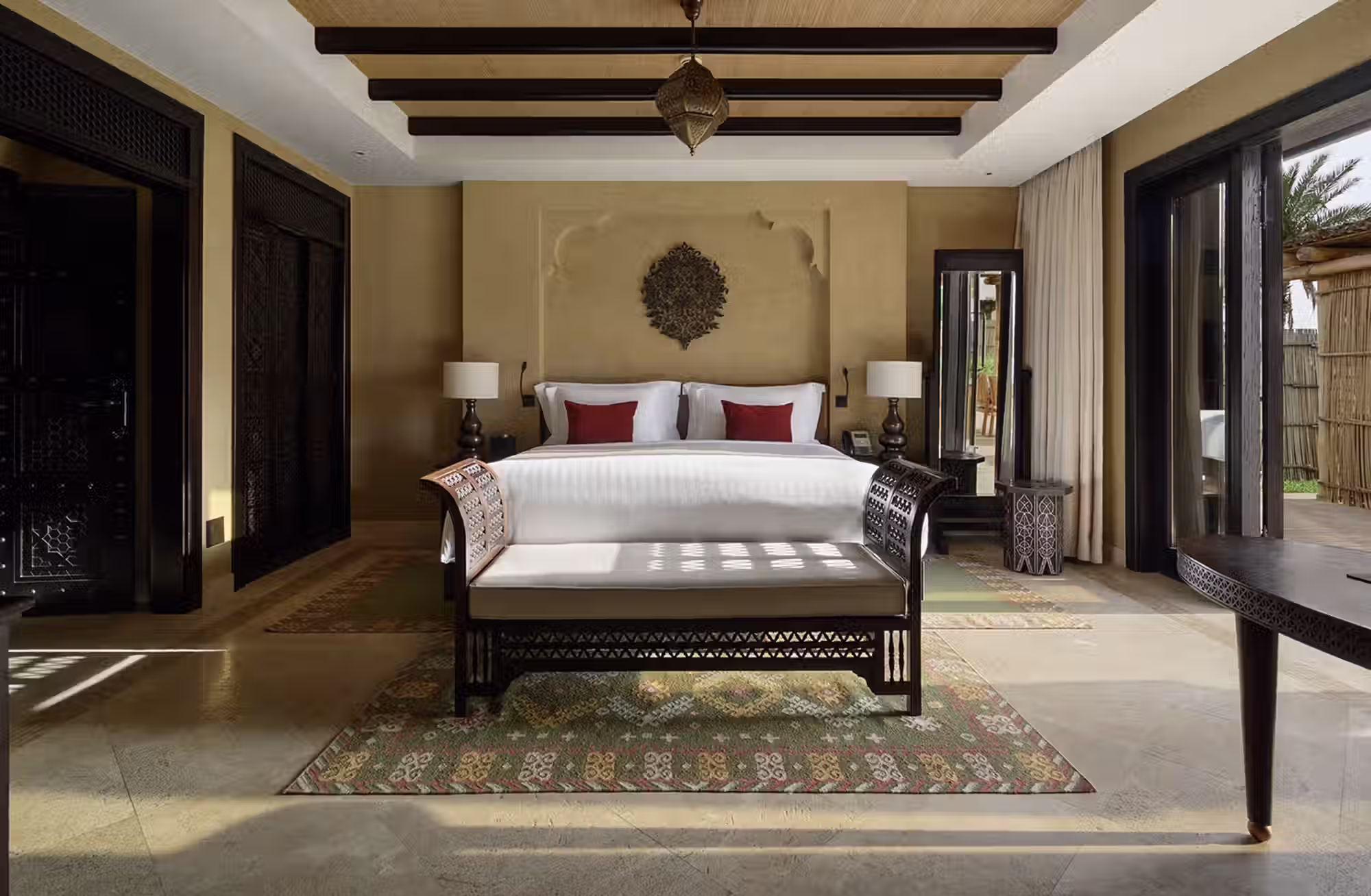 140 camere, 14 suite e 53 Pool Villa per scegliere quanto spazio e quanta privacy concedersi nel cuore del deserto. — immagine 6