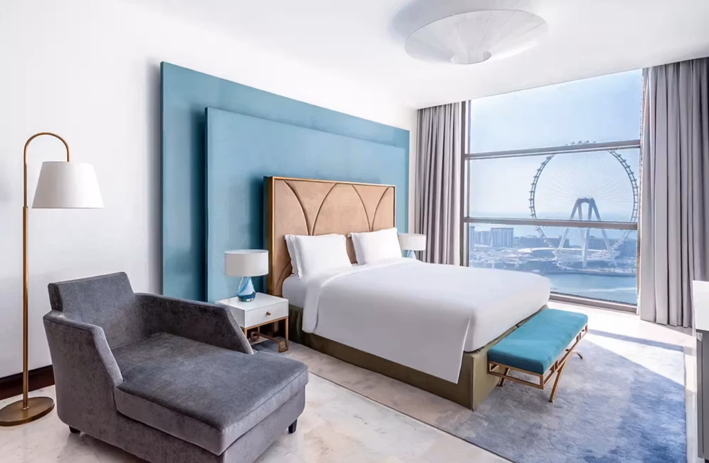 444 camere e suite che valorizzano il panorama sul mare, con categorie Club e suite per chi desidera maggiore spazio e servizi dedicati.
