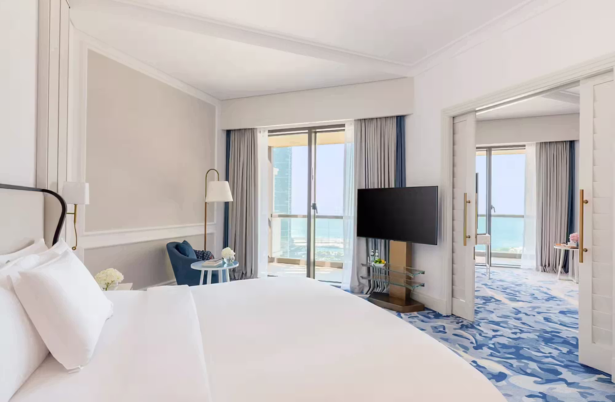 444 camere e suite che valorizzano il panorama sul mare, con categorie Club e suite per chi desidera maggiore spazio e servizi dedicati. — immagine 1