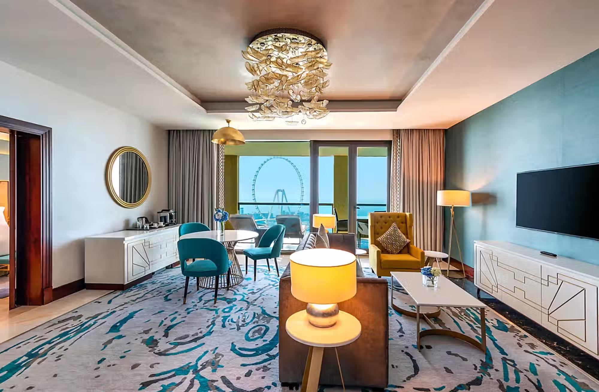 444 camere e suite che valorizzano il panorama sul mare, con categorie Club e suite per chi desidera maggiore spazio e servizi dedicati. — immagine 4